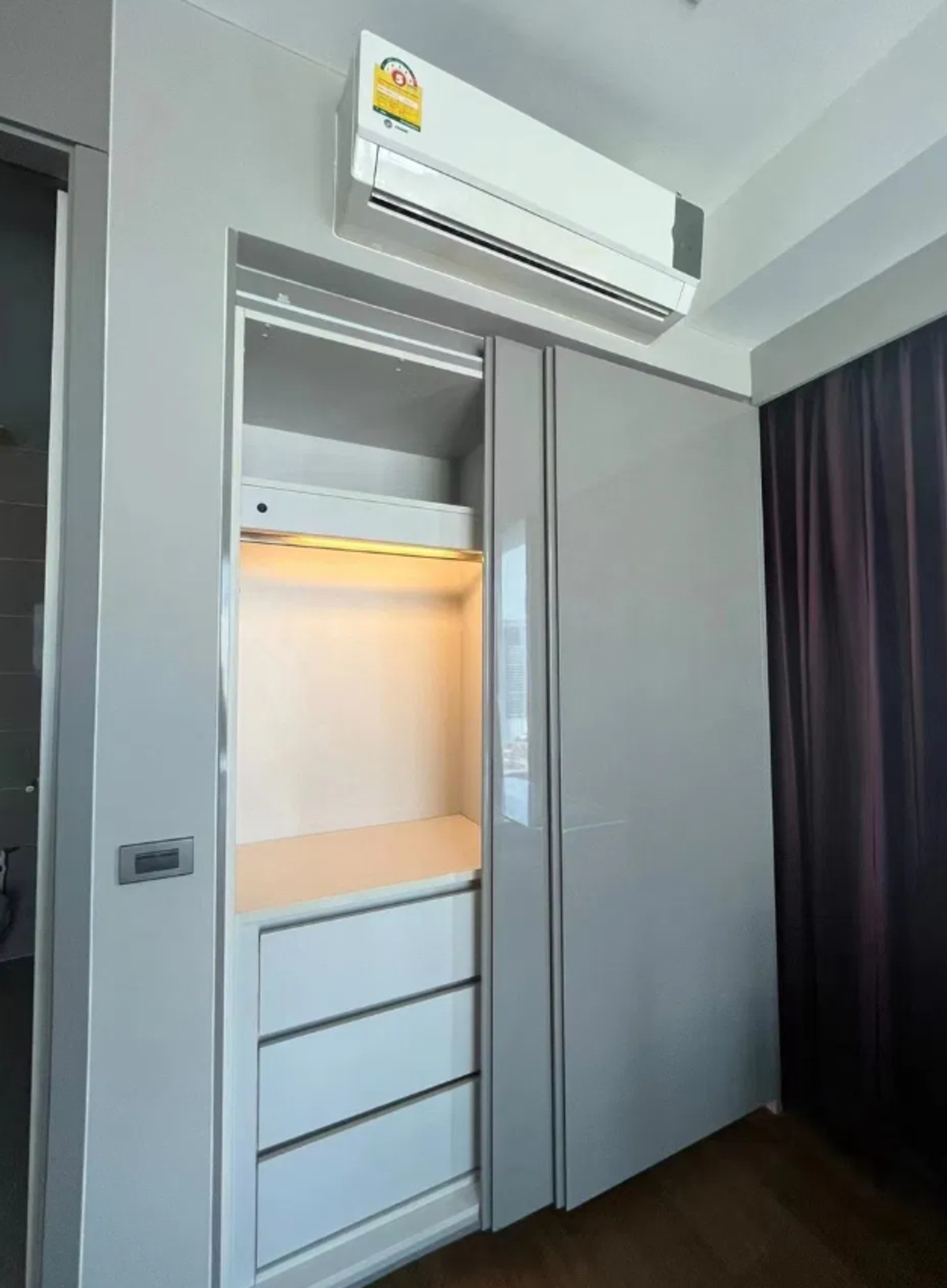 For RentCondoSilom, Saladaeng, Bangrak : M Silom 60 sq.m. Please add LINE ID @806qphgn o8415o5483