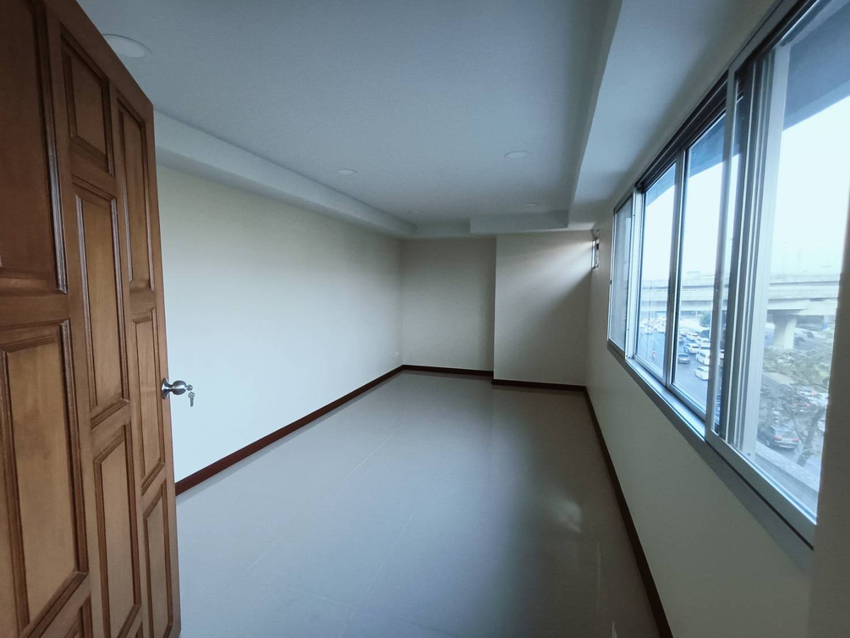 For RentOfficeRama9, Petchburi, RCA : Office for rent, Office for Rent, next to Ekkamai Road, Rama 9, good location, convenient travel.