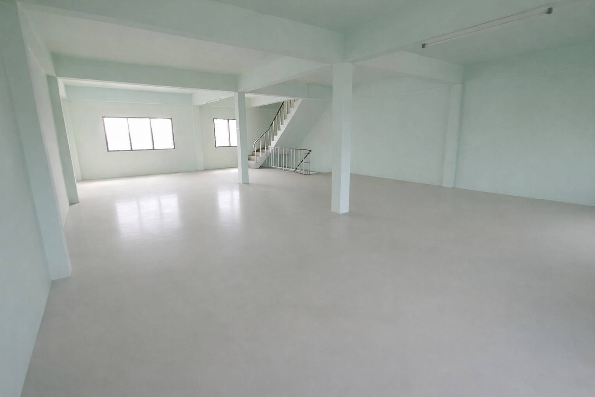 For SaleShop HouseChachoengsao : 95718 - Commercial building for sale, prime location, 4 floors, 2 units, hit through, in the heart of Phanom Sarakham - next to the main road, main business area of ​​Chachoengsao!