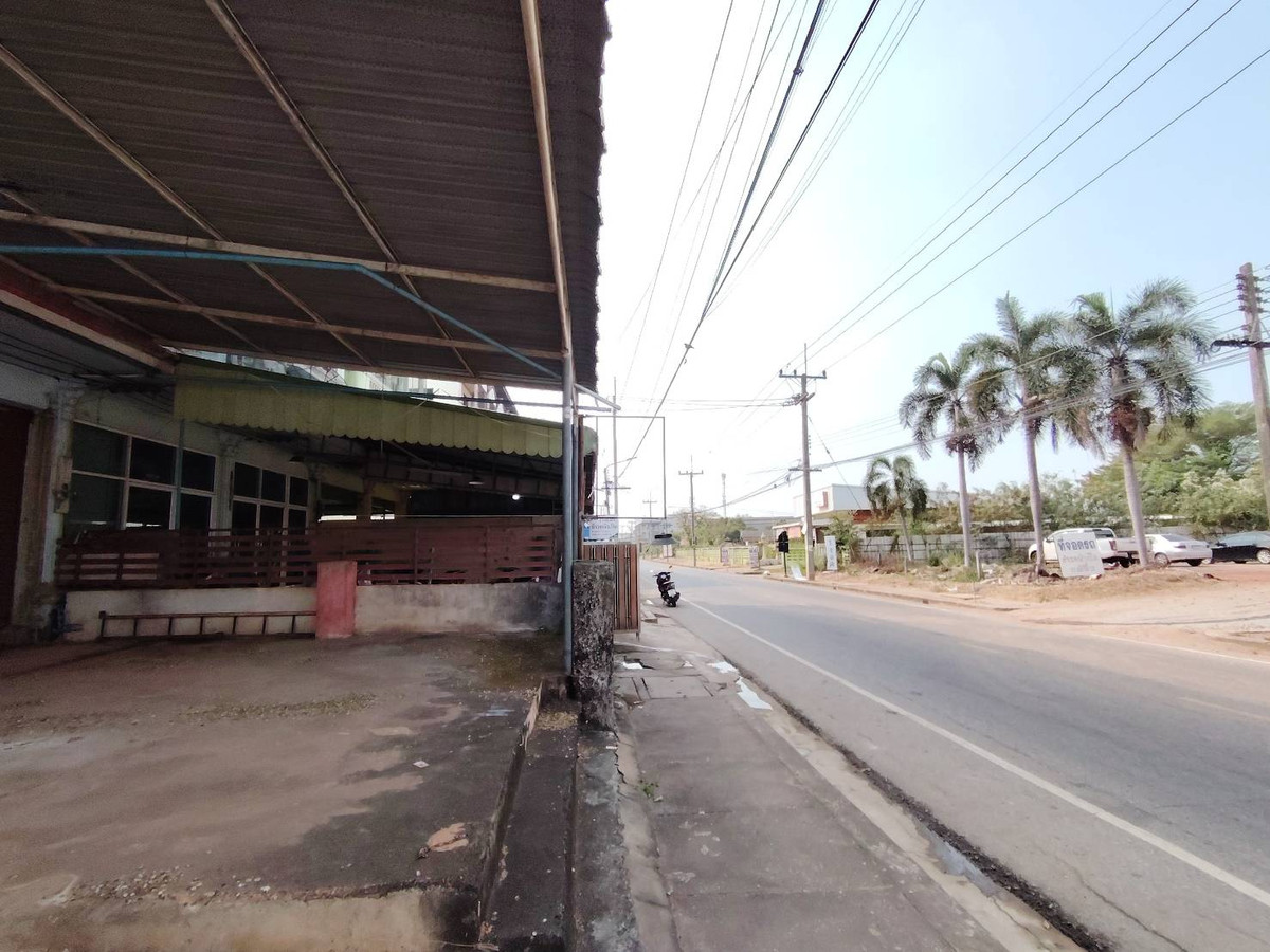 For SaleShop HouseChachoengsao : 95718 - Commercial building for sale, prime location, 4 floors, 2 units, hit through, in the heart of Phanom Sarakham - next to the main road, main business area of ​​Chachoengsao!