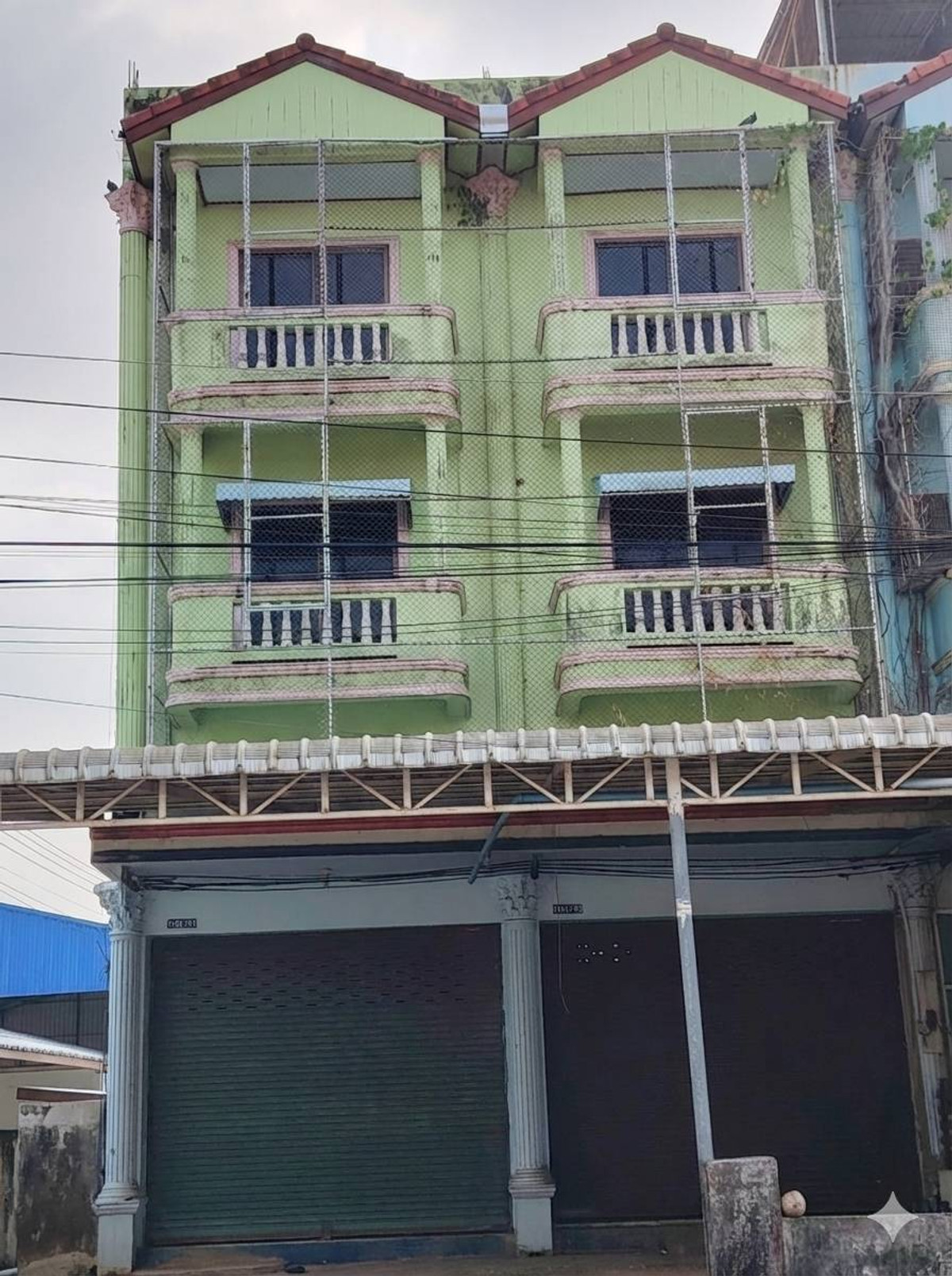 For SaleShop HouseChachoengsao : 95718 - Commercial building for sale, prime location, 4 floors, 2 units, hit through, in the heart of Phanom Sarakham - next to the main road, main business area of ​​Chachoengsao!
