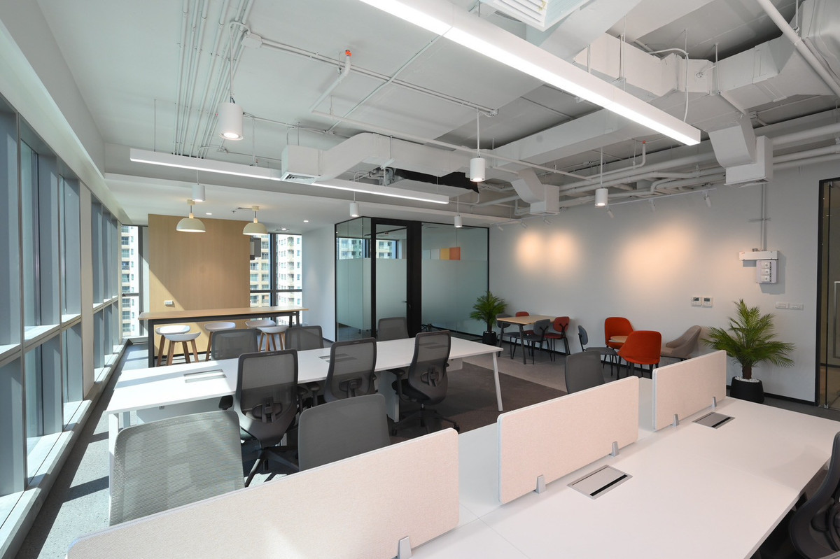 For RentOfficeRatchadapisek, Huaikwang, Suttisan : Office for rent, Building V One, area 137.47 sq m, 12A floor, fully decorated with furniture