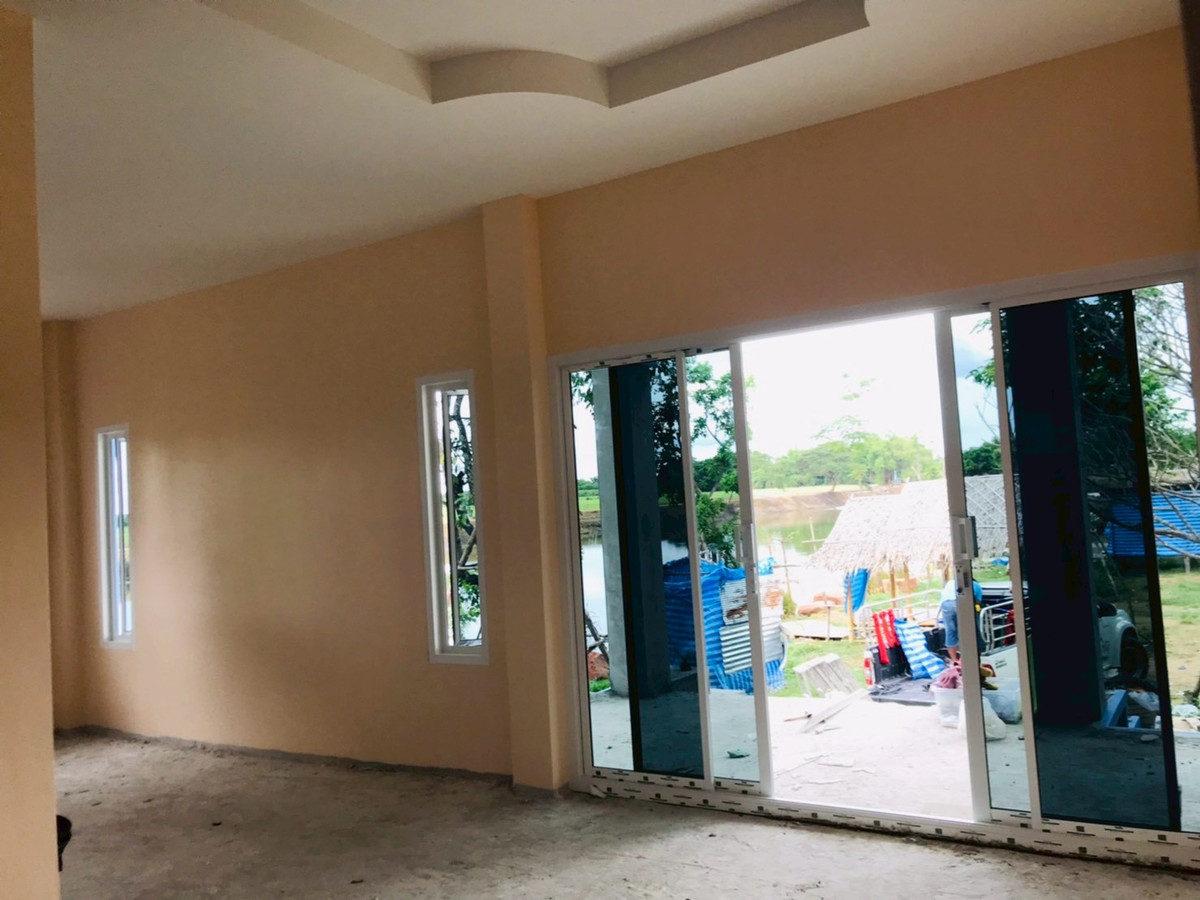 บ้านนครปฐม : 💥 ขายบ้านใหม่บนที่ดินใหญ่  เมืองนครปฐม (ที่ดินเกือบครึ่งไร่กว่าแบบนี้ หายากมาก!)  บรรยากาศเหมือนรีสอร์ทส่วนตัว  ล้อมรอบด้วยต้นไม้ใหญ่ ลมดีทั้งวัน เงียบสงบ เป็นส่วนตัวมาก บ้านตั้งบนที่ดอน น้ำไม่ท่วม