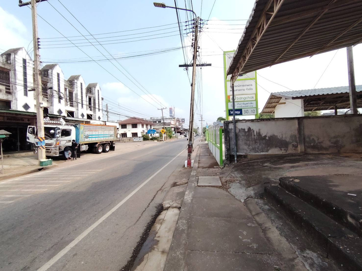 For SaleShop HouseChachoengsao : 95718 - Commercial building for sale, prime location, 4 floors, 2 units, hit through, in the heart of Phanom Sarakham - next to the main road, main business area of ​​Chachoengsao!