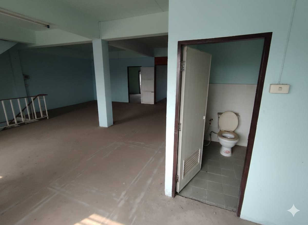 For SaleShop HouseChachoengsao : 95718 - Commercial building for sale, prime location, 4 floors, 2 units, hit through, in the heart of Phanom Sarakham - next to the main road, main business area of ​​Chachoengsao!