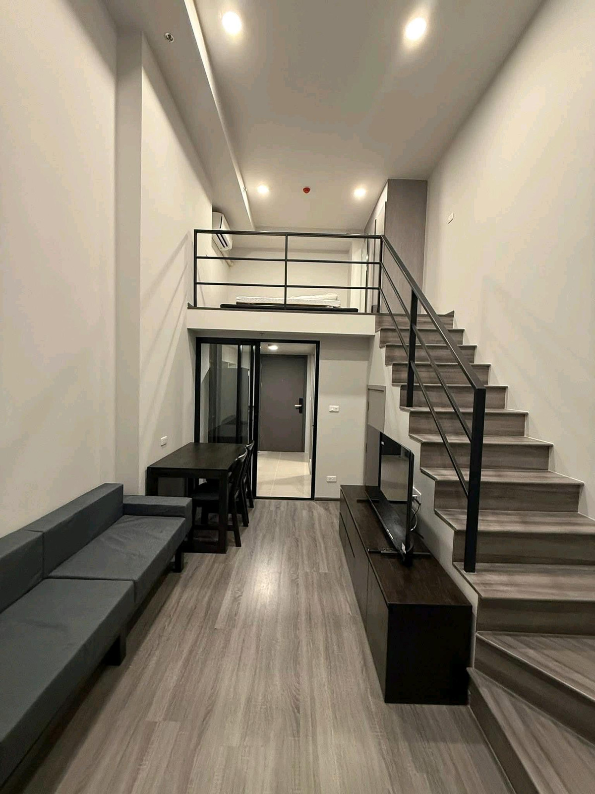 For RentCondoSeri Thai, Ramkhamhaeng Nida : 🔥 🔥 Ideo Ramkhamhaeng  Lamsali 🔥🔥
ใกล้.ลำสาลี สเตชั่น  **ห้องชั้นลอย

** ready to move  ** 
สัญญา 1 ปี  15,000 ฿ / เดือน 