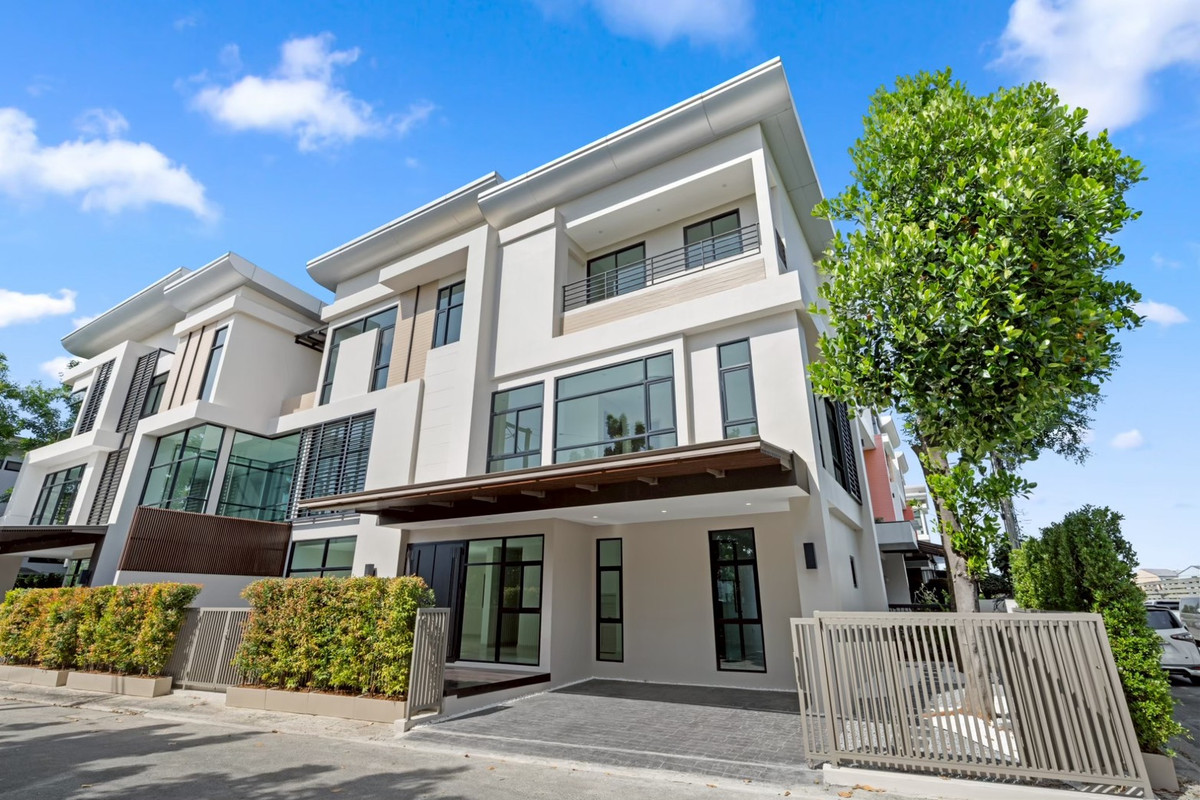 ขายบ้านโชคชัย4 ลาดพร้าว71 : 🏡 บ้านแฝด 3 ชั้น รีโนเวทใหม่ทั้งหลัง ทำเลหายาก ในซอยโรงเรียน SISB