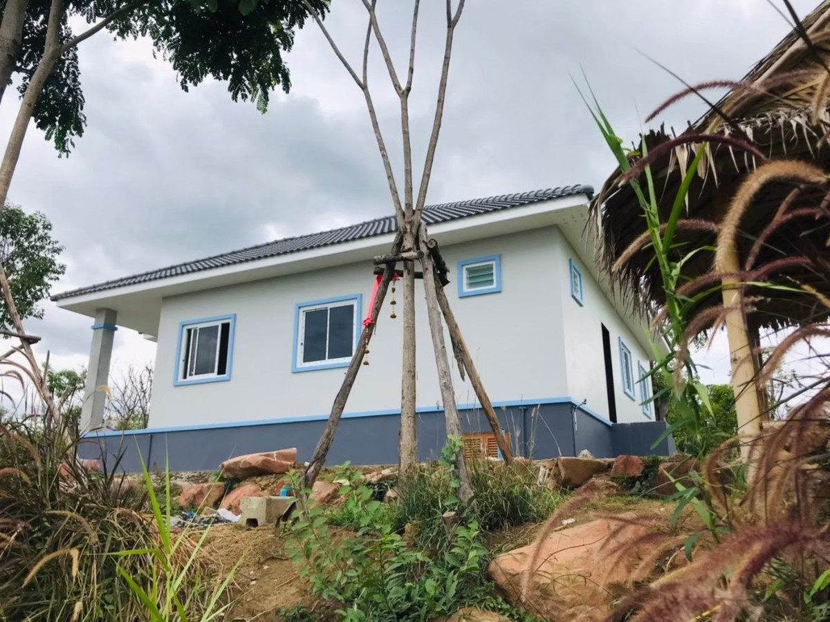 บ้านนครปฐม : 💥 ขายบ้านใหม่บนที่ดินใหญ่  เมืองนครปฐม (ที่ดินเกือบครึ่งไร่กว่าแบบนี้ หายากมาก!)  บรรยากาศเหมือนรีสอร์ทส่วนตัว  ล้อมรอบด้วยต้นไม้ใหญ่ ลมดีทั้งวัน เงียบสงบ เป็นส่วนตัวมาก บ้านตั้งบนที่ดอน น้ำไม่ท่วม