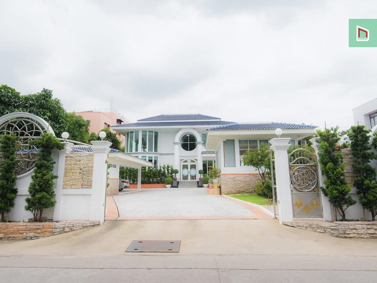 For SaleHouseRama9, Petchburi, RCA : Luxury house, self-built, Hua Mak, Bang Kapi District, 3 bedrooms, 3 bathrooms, land 2 ngan, 44 sq m, 125 million, next to the main road, Rama 9, can enter and exit in many ways. Fully furnished with electrical appliances