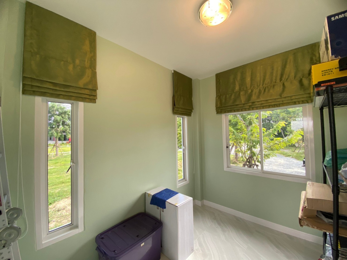 บ้านนครปฐม : 💥 ขายบ้านใหม่บนที่ดินใหญ่  เมืองนครปฐม (ที่ดินเกือบครึ่งไร่กว่าแบบนี้ หายากมาก!)  บรรยากาศเหมือนรีสอร์ทส่วนตัว  ล้อมรอบด้วยต้นไม้ใหญ่ ลมดีทั้งวัน เงียบสงบ เป็นส่วนตัวมาก บ้านตั้งบนที่ดอน น้ำไม่ท่วม