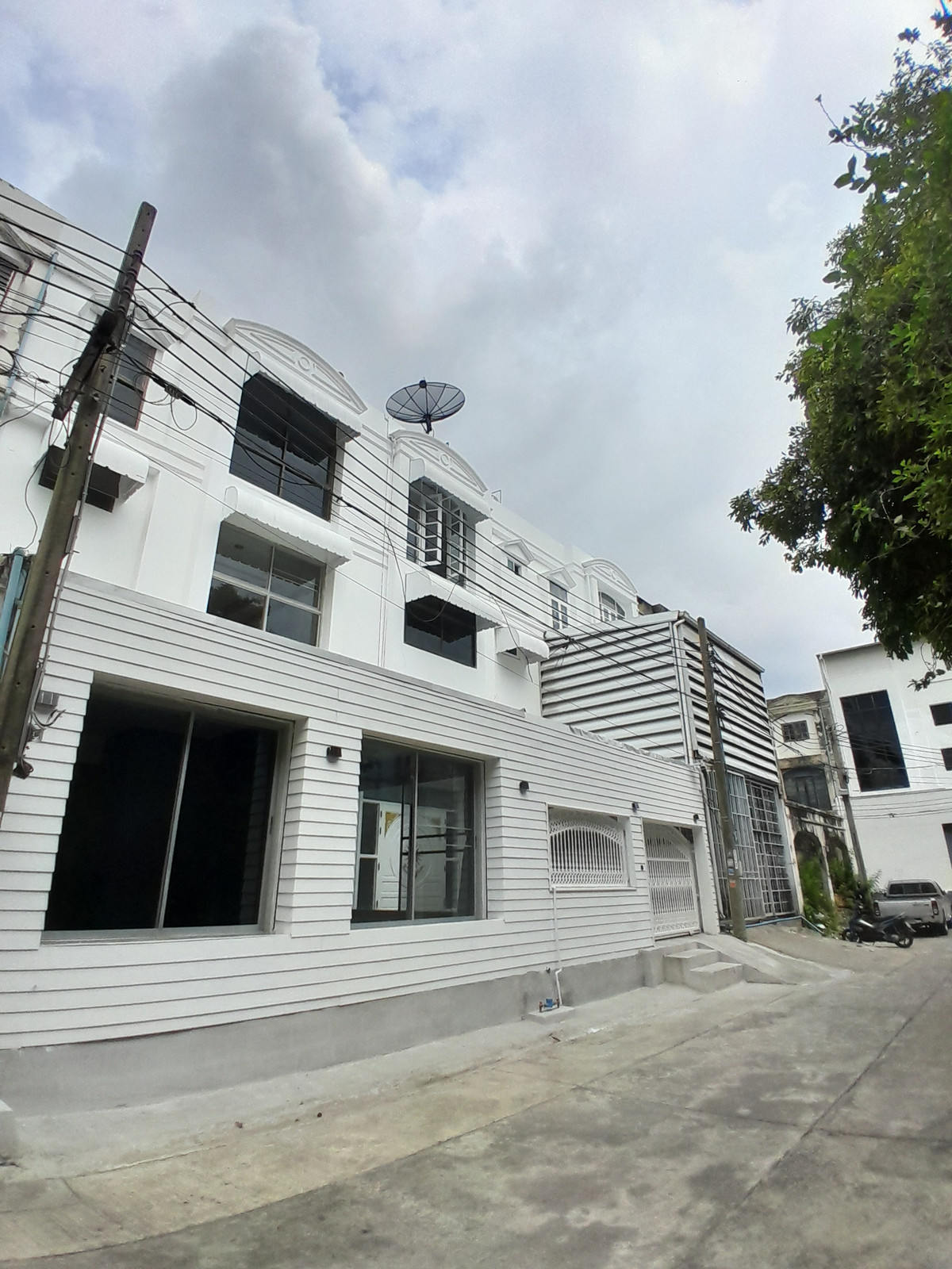 ขายทาวน์โฮมพระราม 9 เพชรบุรีตัดใหม่ RCA : ทาวน์เฮ้าส์ 2 คูหา พระราม 9