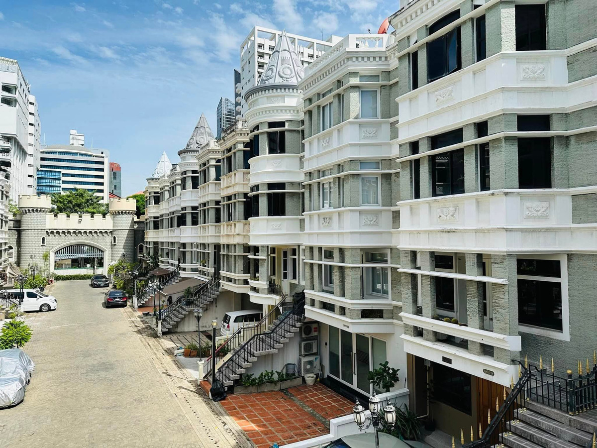 For RentTownhomeSukhumvit, Asoke, Thonglor : Townhome for rent - home office, Sukhumvit 31 area. Asoke-Phromphong, in the heart of the city, ready to move in immediately.