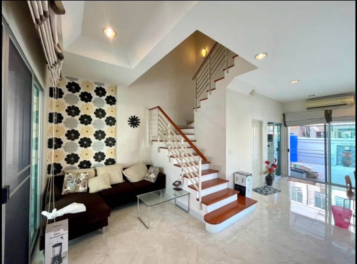 For RentTownhomeThaphra, Talat Phlu, Wutthakat : House for rent, Klang Muang, Sathorn, Taksin, 1 project, near BTS Wutthakat.