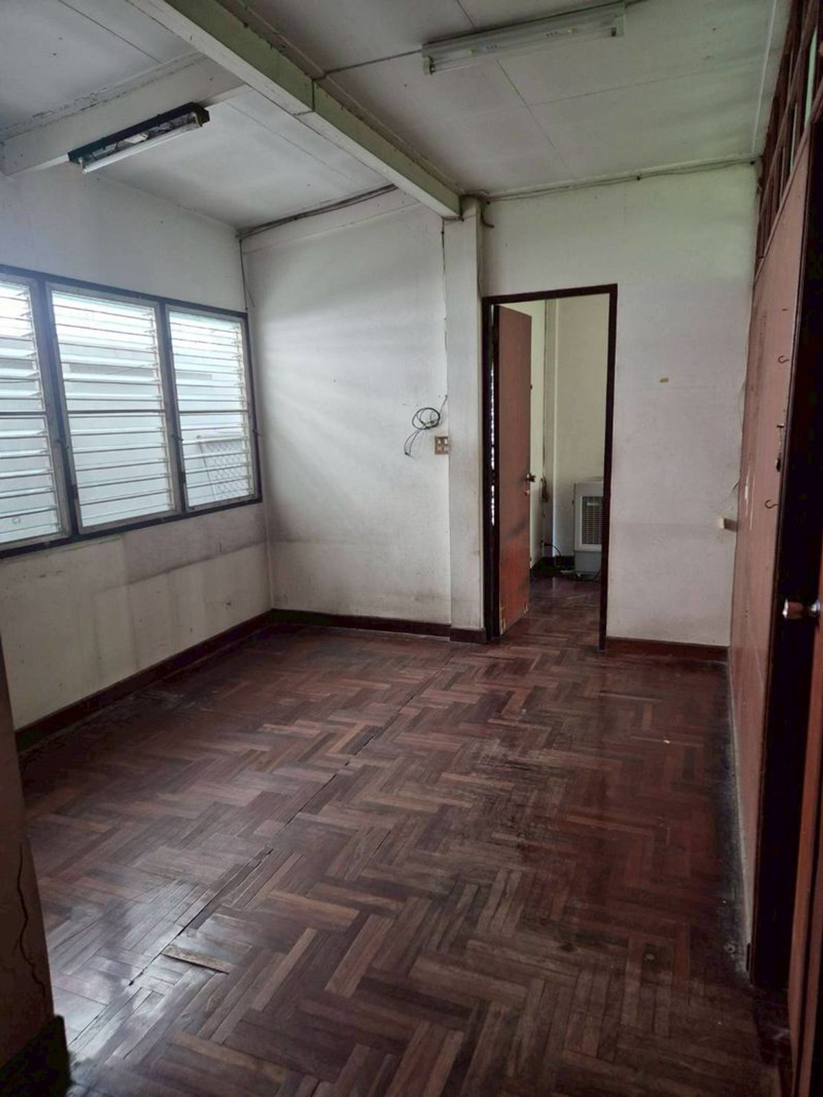 For RentRetail SpaceSukhumvit, Asoke, Thonglor : Business space for rent, shops, restaurants, Asoke, Sukhumvit area, size 96 sq m. Can be rented for other businesses. Good location near amenities 5 minutes to BTS Asoke and MRT Sukhumvit