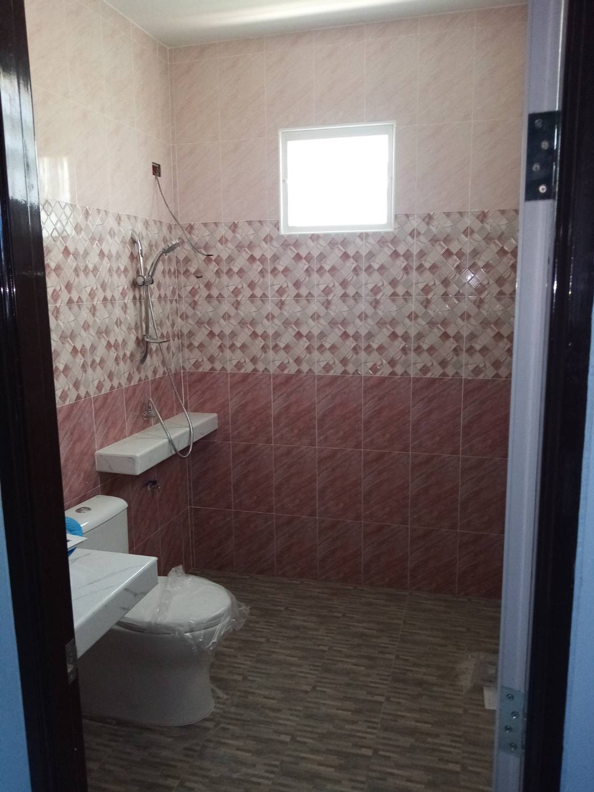 บ้านนครปฐม : 💥 ขายบ้านใหม่บนที่ดินใหญ่  เมืองนครปฐม (ที่ดินเกือบครึ่งไร่กว่าแบบนี้ หายากมาก!)  บรรยากาศเหมือนรีสอร์ทส่วนตัว  ล้อมรอบด้วยต้นไม้ใหญ่ ลมดีทั้งวัน เงียบสงบ เป็นส่วนตัวมาก บ้านตั้งบนที่ดอน น้ำไม่ท่วม