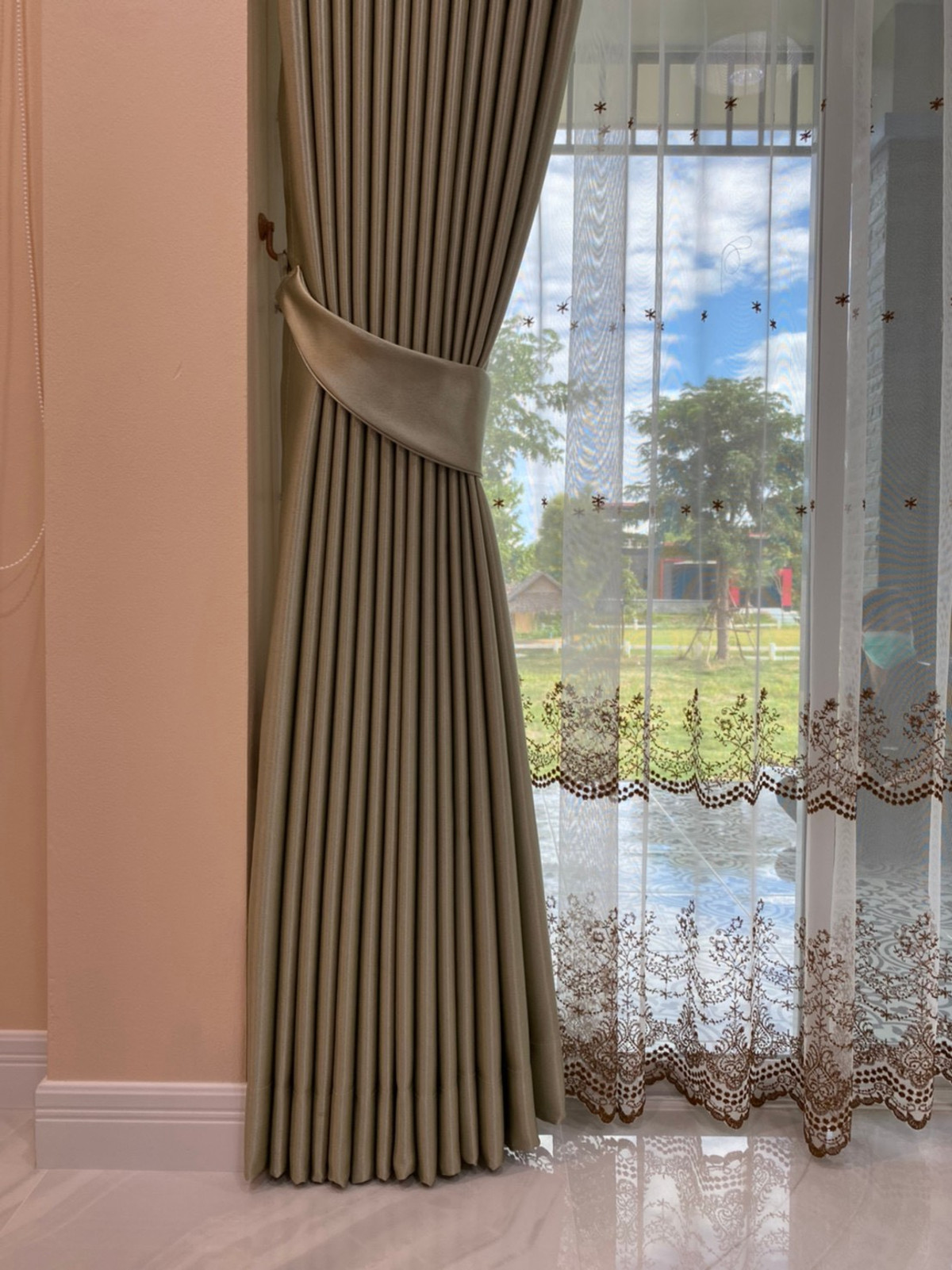 บ้านนครปฐม : 💥 ขายบ้านใหม่บนที่ดินใหญ่  เมืองนครปฐม (ที่ดินเกือบครึ่งไร่กว่าแบบนี้ หายากมาก!)  บรรยากาศเหมือนรีสอร์ทส่วนตัว  ล้อมรอบด้วยต้นไม้ใหญ่ ลมดีทั้งวัน เงียบสงบ เป็นส่วนตัวมาก บ้านตั้งบนที่ดอน น้ำไม่ท่วม