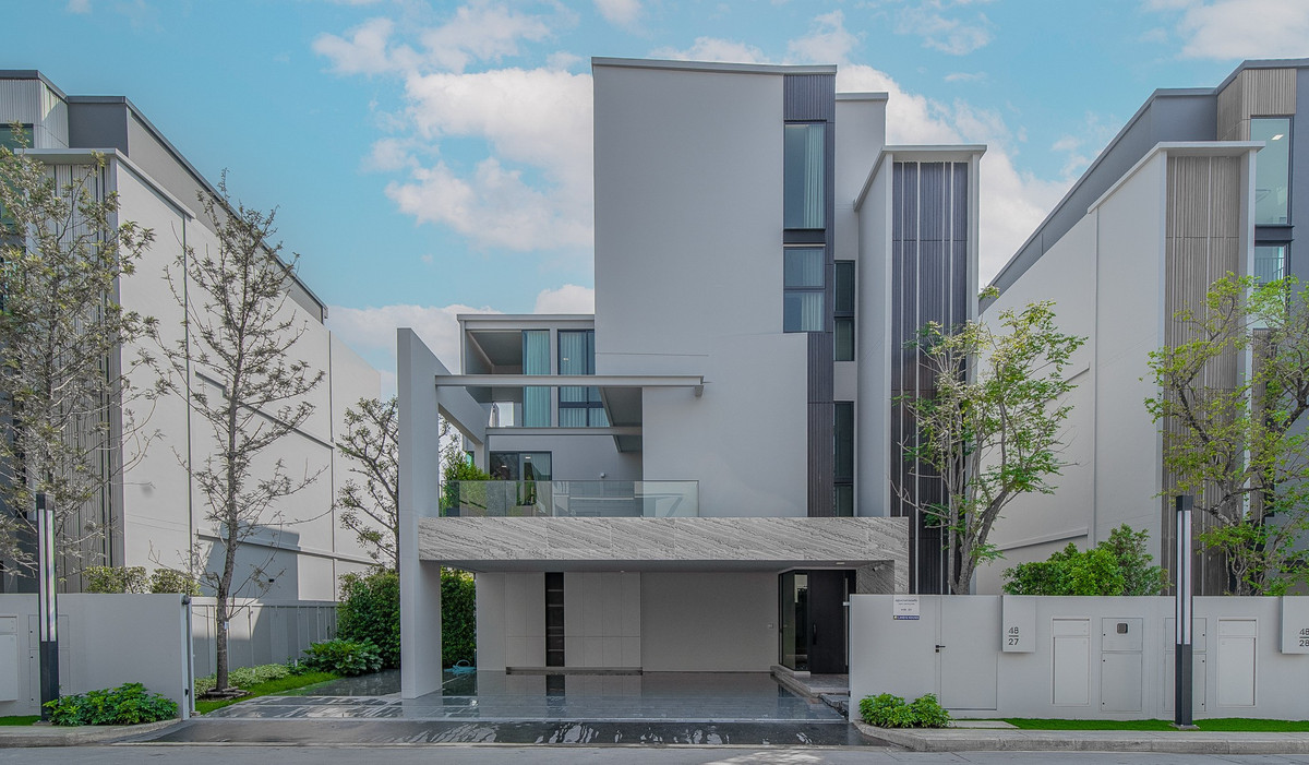 For SaleHousePattanakan, Srinakarin : 💎 VIVE Krungthepkreetha — usable area 421 sq m. Big house, luxury design, masterpiece level! Single house for sale that reflects the taste of the leader VIVE Krungthep Kreetha from Land & Houses. This house has a lot of usable space of 421 sq m. Comes