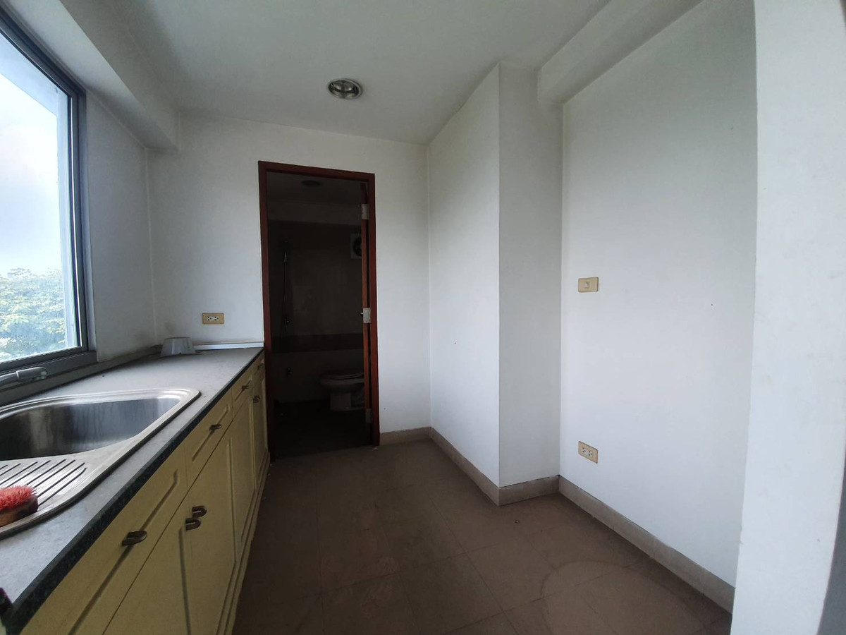 For RentOfficeRama9, Petchburi, RCA : Office for rent, Office for Rent, next to Ekkamai Road, Rama 9, good location, convenient travel.