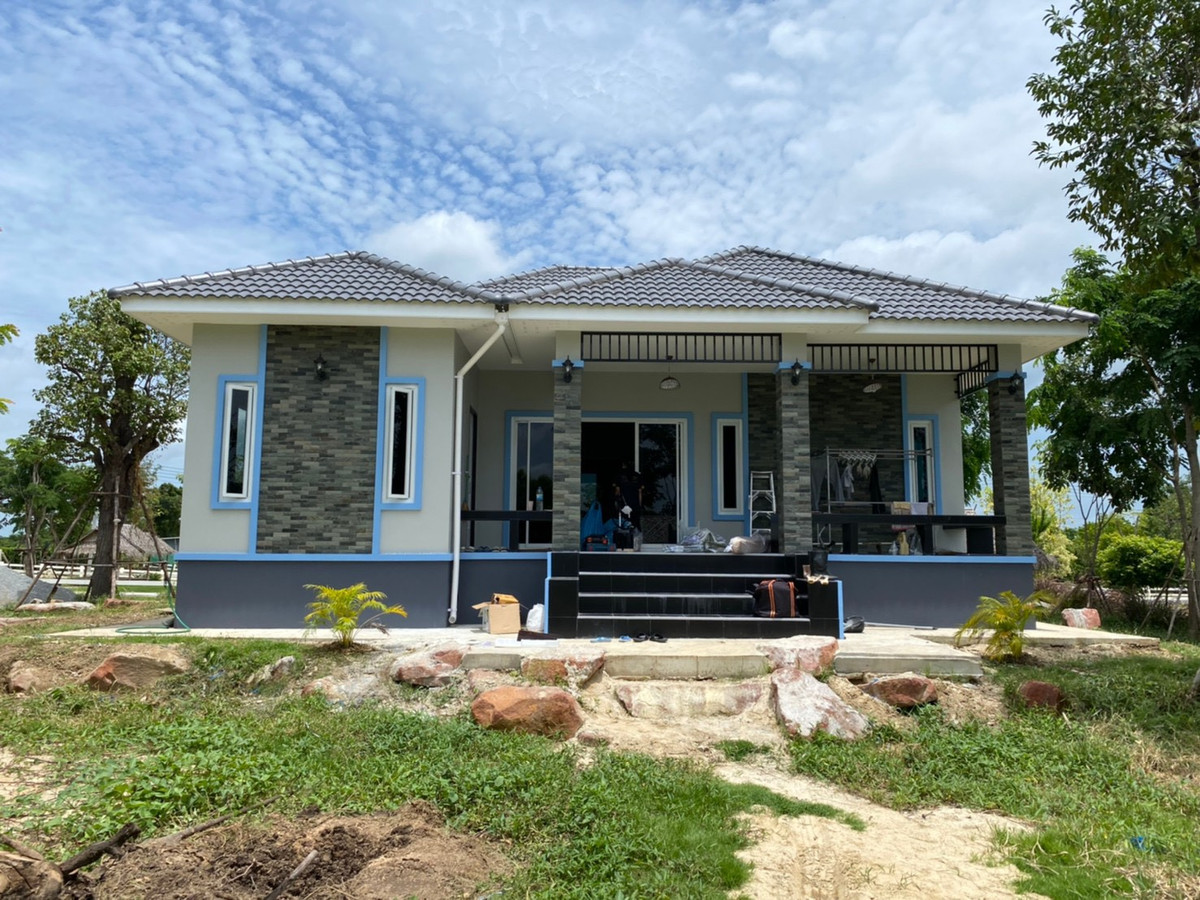 HouseNakhon Pathom : 💥 New house for sale on large land in Nakhon Pathom city (almost half a rai of land like this, very rare!) The atmosphere is like a private resort.  Surrounded by large trees, good wind all day, quiet, very private. The house is located on an upland area,