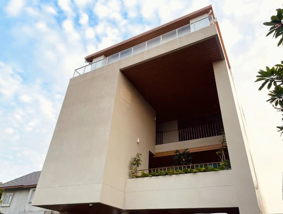 For SaleHouseSukhumvit, Asoke, Thonglor : Land with Building in Sukhumvit 56 : Please Contact: 0828944624