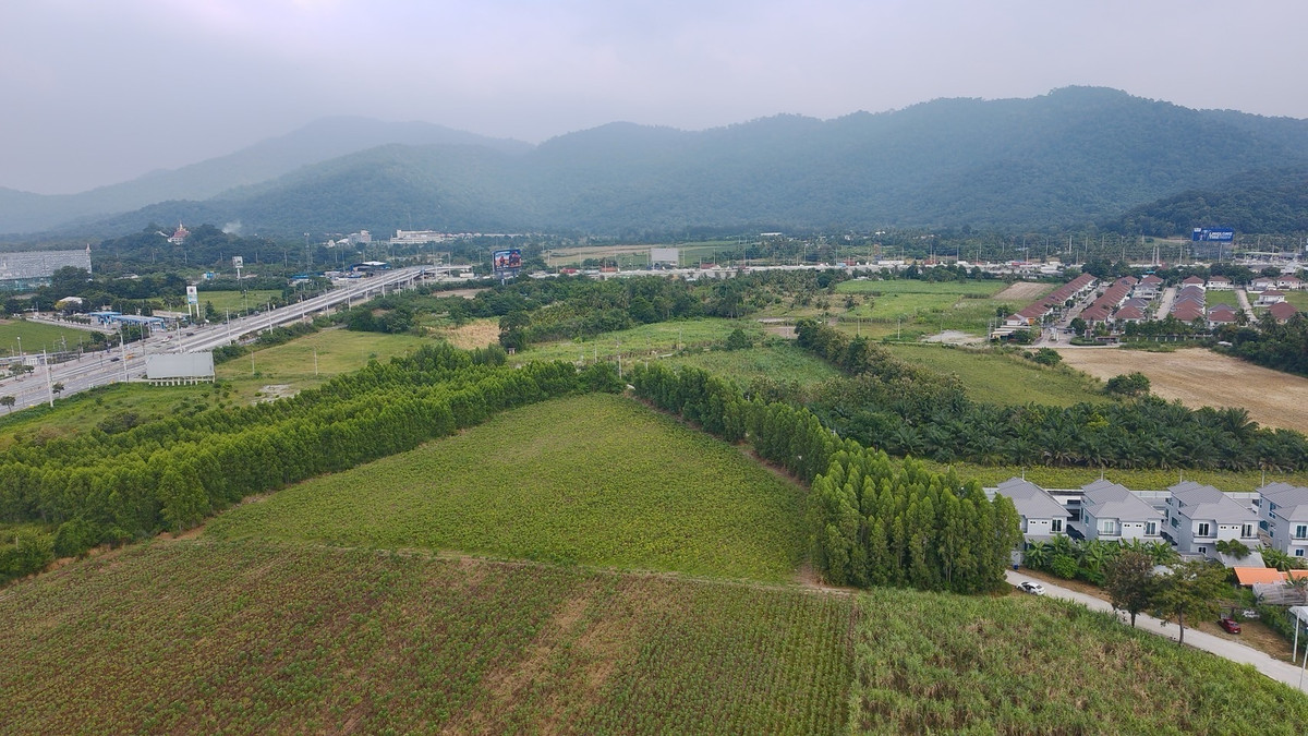 ขายที่ดินพัทยา บางแสน ชลบุรี สัตหีบ : 位于泰国春武里府班邦区（Ban Bueng），EEC 经济特区内，占地面积 30 莱（约 48,000 平方米），适合建设工厂、仓库及工业项目。区位优势明显，交通便利，具备长期投资与产业发展潜力。