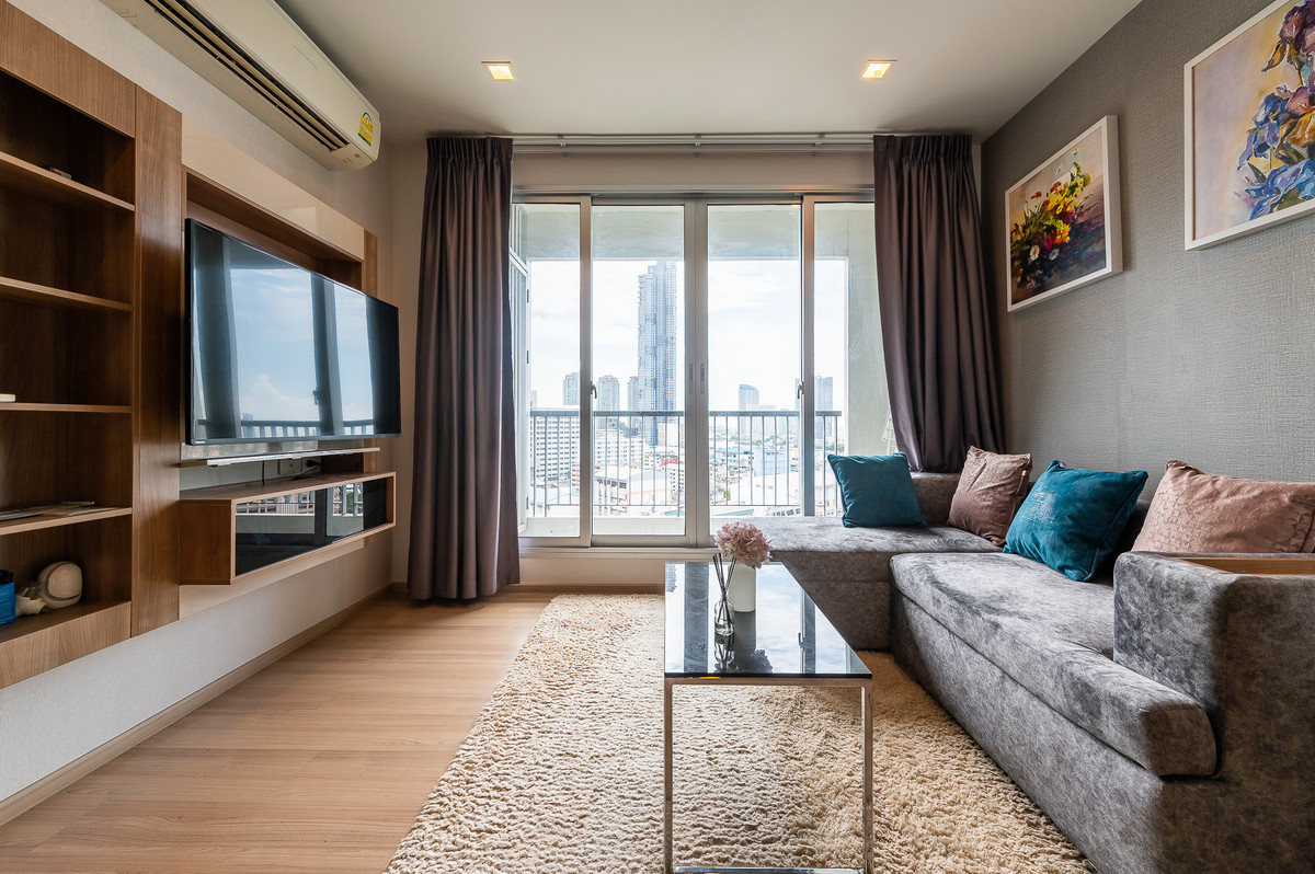 ให้เช่าคอนโดสาทร นราธิวาส : 🌇 ขาย / ให้เช่า  RHYTHM Sathorn — คอนโดหรู ใกล้ BTS สะพานตากสิน เพียง 250 เมตร!