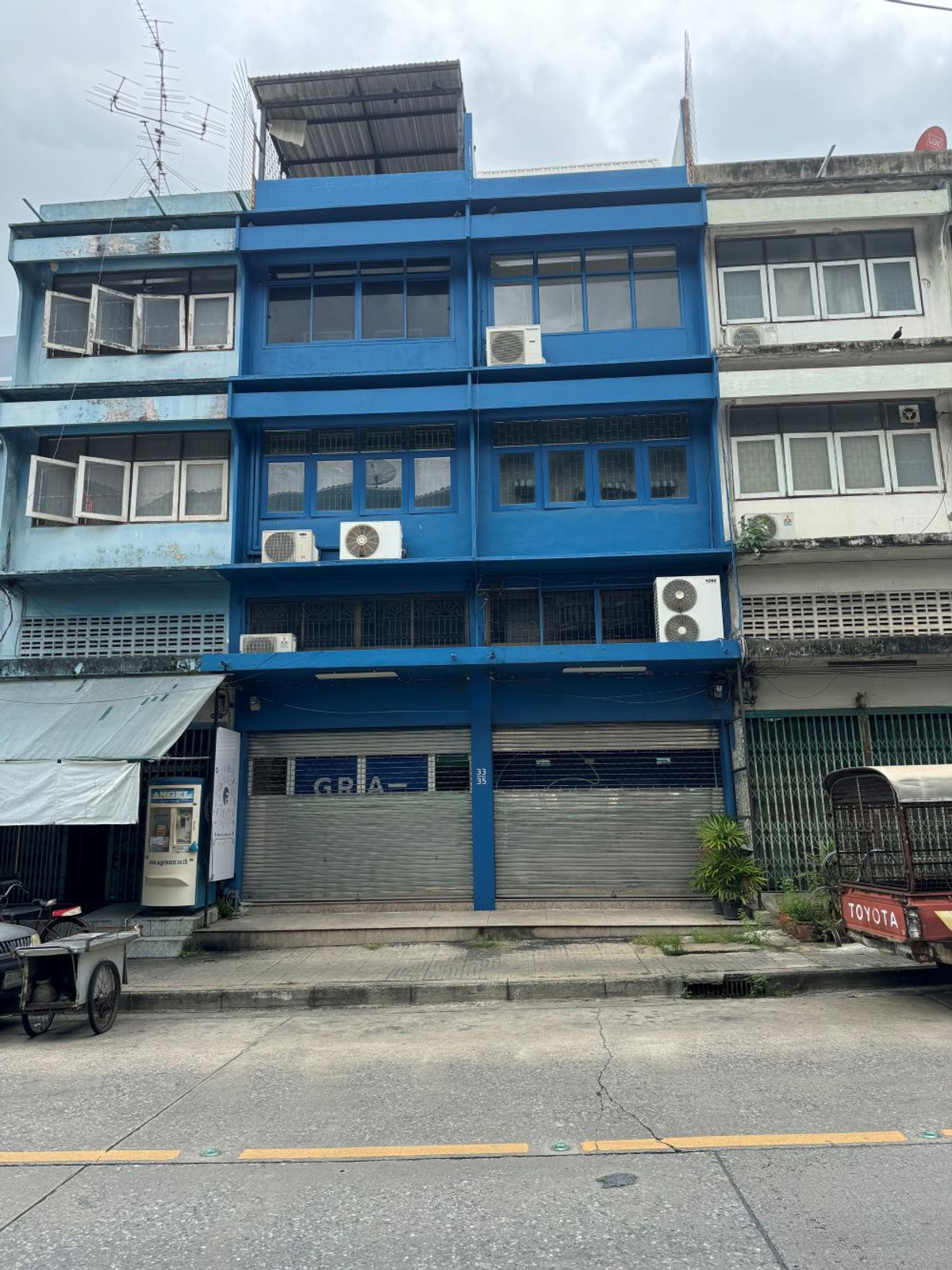 For SaleShop HouseBang kae, Phetkasem : Commercial building for sale, 2 units, 3 and a half floors, 18 sq m and 19 sq m, with mezzanine and rooftop, near MRT Phasi Charoen, Seacon Bang Khae.