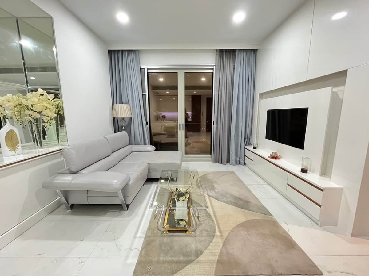 For RentCondoWitthayu, Chidlom, Langsuan, Ploenchit : ⭐️ 185 Rajadamri ⭐️ 1 bedroom, 1 bathroom, 70 sq m., fully furnished, ready to move in.