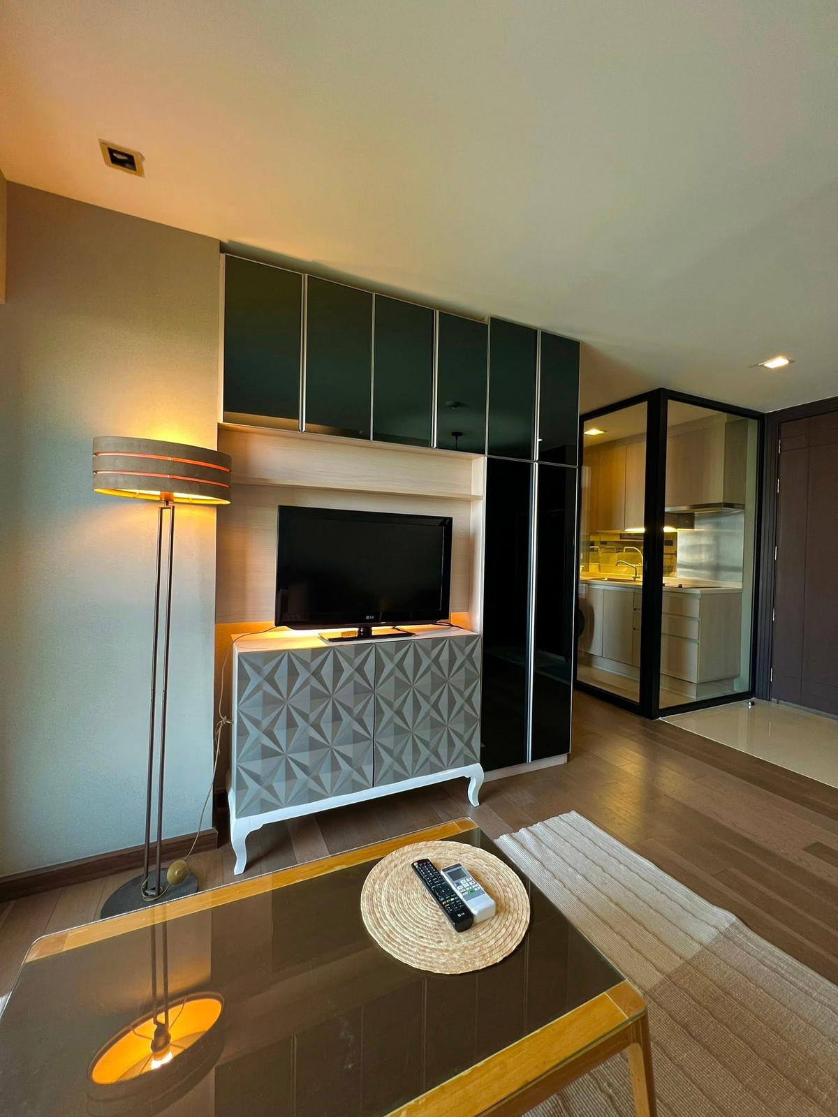 For RentCondoSukhumvit, Asoke, Thonglor : Condo for rent, Tidy Thonglor, Condo Soi Thonglor 17 (near BTS Thonglor, J-Avenue), large room, fully furnished, has bathtub, ready to move in.