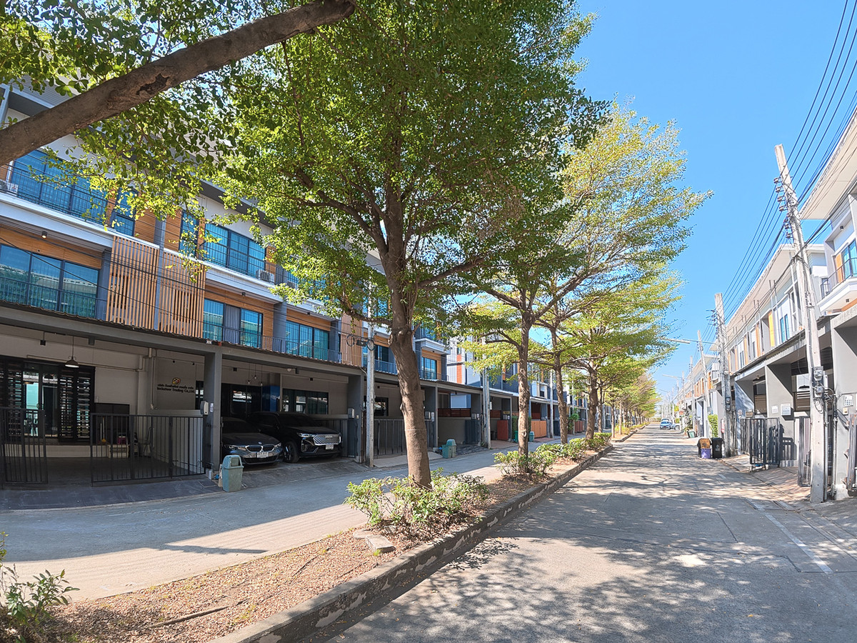 For RentTownhomeSamut Prakan,Samrong : For rent, 3-story townhome, Liabwongwaen Road, Bangna-On Nut, eco space project, near Mega Bangna, Ramkhamhaeng University 2.