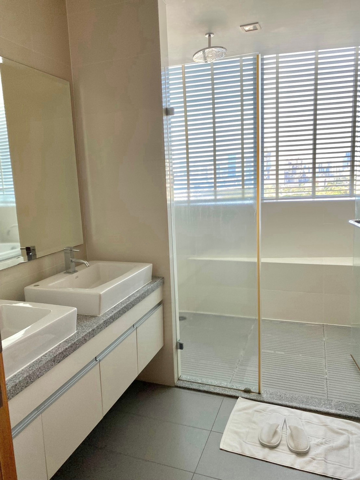 For RentCondoSukhumvit, Asoke, Thonglor : 🏢Condo for rent with Benjakiti Park view at Millennium Residence, 2 bedrooms, 1 office room, fully furnished, balcony, very beautiful view, near Benjakiti Park, BTS Asoke.