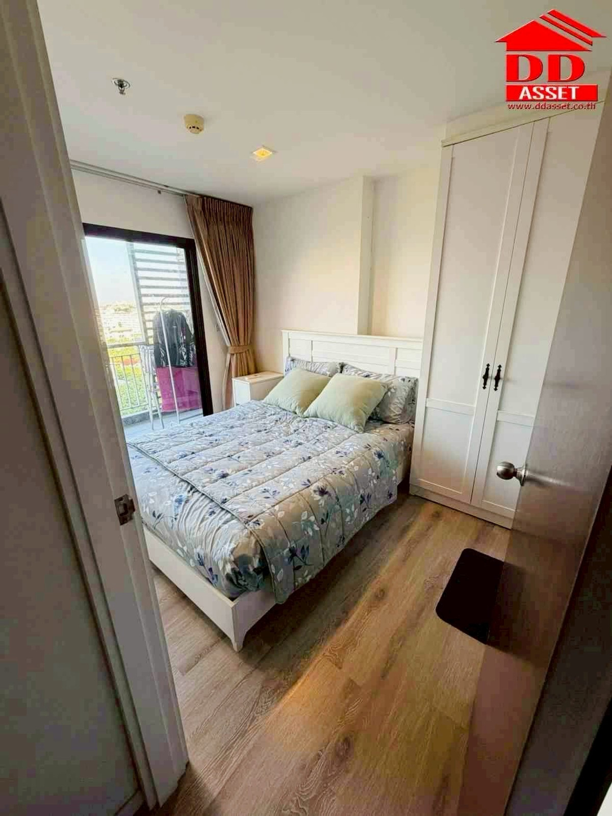 For RentCondoBangna, Bearing, Lasalle : For Rent Knightsbridge Bearing, Knightsbridge Bearing, Sukhumvit 107, near BTS Bearing, only 450 meters, code C8399.