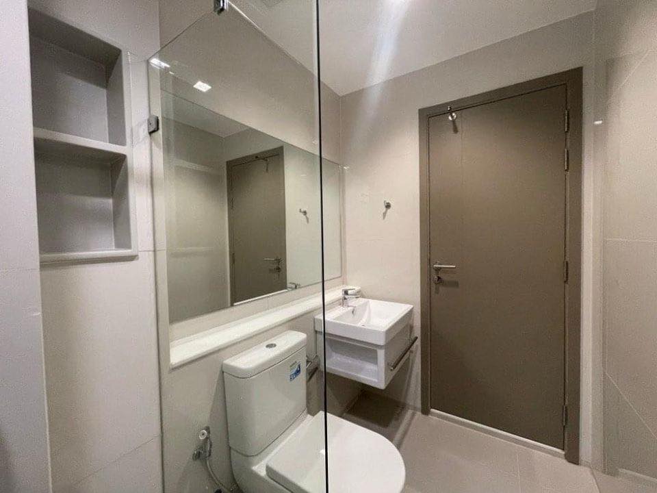For RentCondoRama9, Petchburi, RCA : 🔥For Rent Now🔥 Life Asoke-Rama9. Spacious 2-bedroom, 2-bathroom unit, fully furnished. The rarest unit in the project, located at the very front with stunning unobstructed views❗