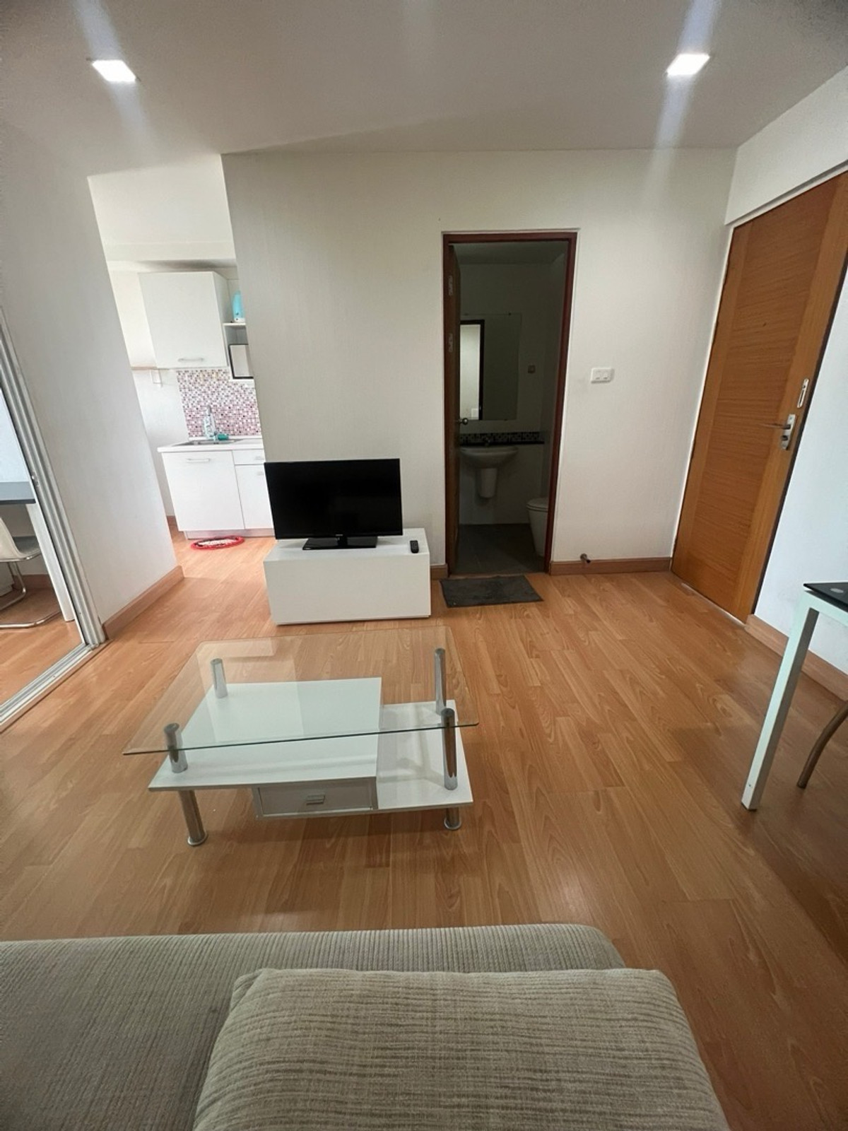 ให้เช่าคอนโดเชียงใหม่ : (GBL2003)🔥🏢 ห้องว่างให้เช่า🔥🏢 
ใกล้สนามกอล์ฟ เดินทางสะดวก ติดถนนใหญ่ 
สนใจทักมาคุยรายละเอียดกันก่อนได้นะคะ 
ว่างให้เช่า 1 กุมภาพันธ์ 2569

Project name : CASA Condo ช้างเผือก

➡️พื้นที่ 40.04 ตร.ม 
➡️ชั้น 3 ตึก B
➡️1 ห้องนอน 1 ห้องน้ำ 
➡️เตียงนอนพร้อม