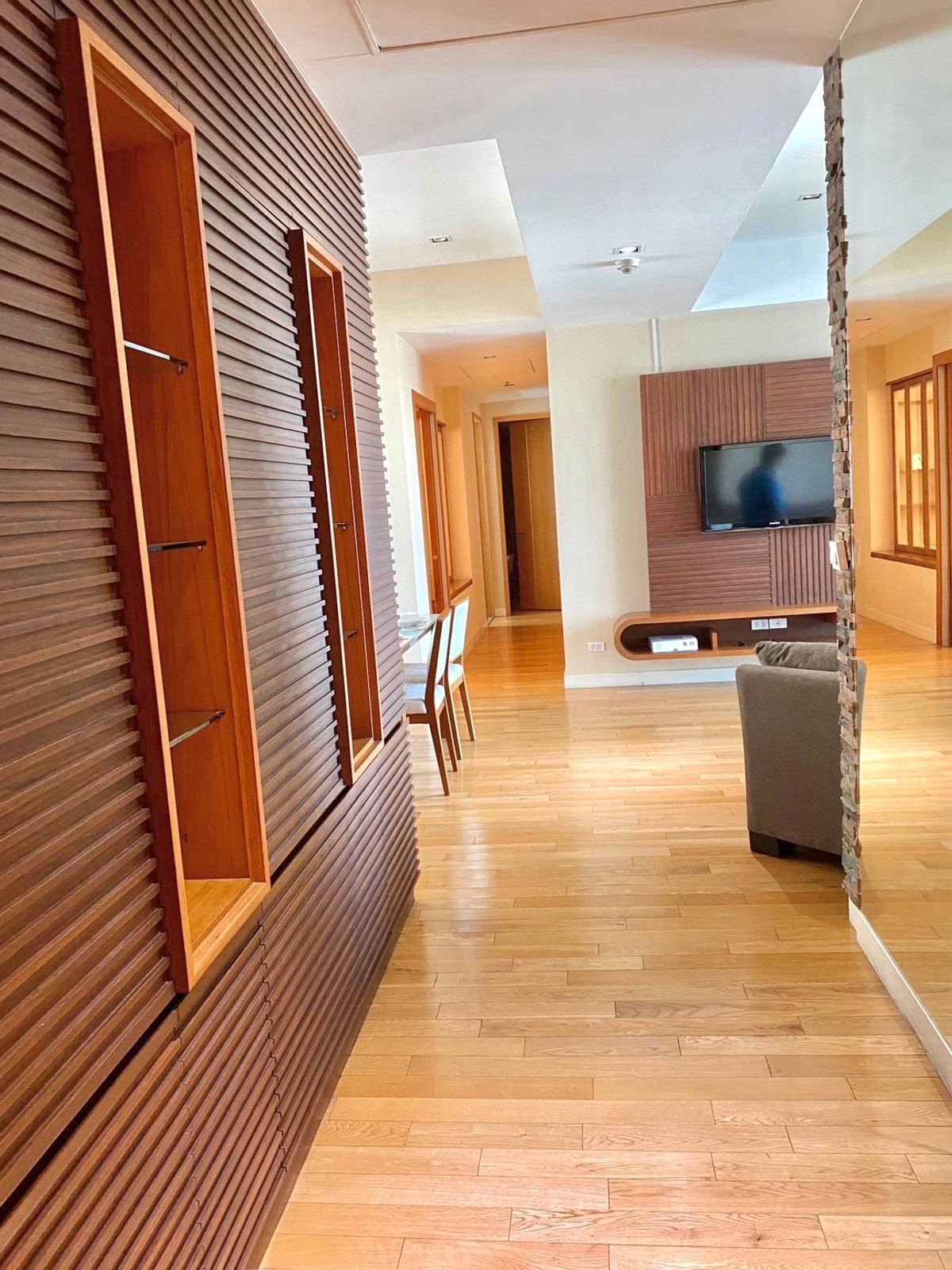 For RentCondoSukhumvit, Asoke, Thonglor : 🏢Condo for rent with Benjakiti Park view at Millennium Residence, 2 bedrooms, 1 office room, fully furnished, balcony, very beautiful view, near Benjakiti Park, BTS Asoke.