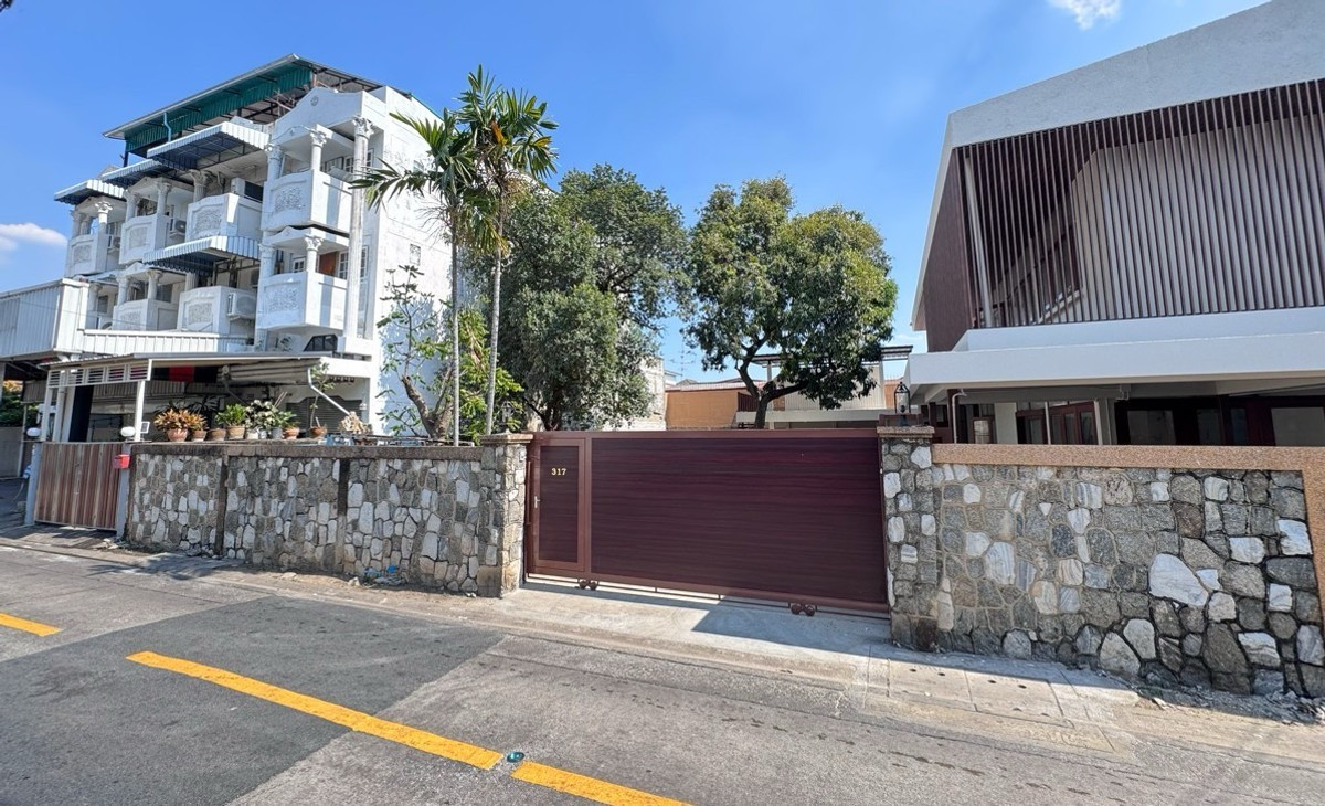 For RentHousePinklao, Charansanitwong : ✨ Single House for Rent – Mid-Century 60s Style
📍 Soi Charan 44