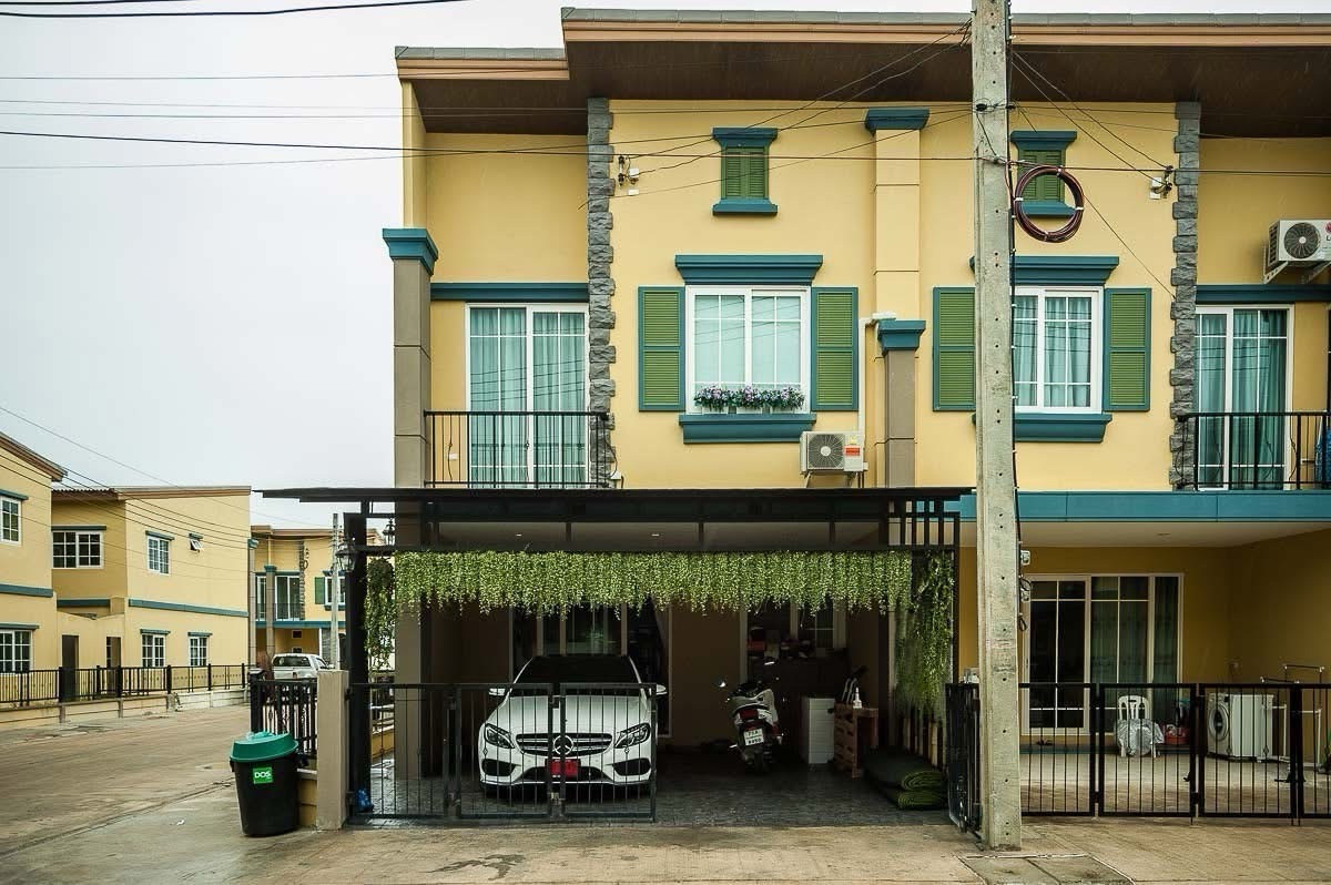 ให้เช่าทาวน์โฮมนนทบุรี บางใหญ่ บางบัวทอง : ขาย-ให้เช่า ทาวน์โฮม 2 ชั้น แปลงมุม ถนนเมน หมู่บ้านโกลเด้นทาวน์ รัตนาธิเบศร์ ใกล้ MRT ไทรม้า แต่งสวยพร้อมอยู่