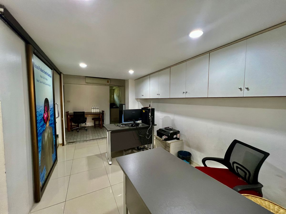 ขายอาคารพาณิชย์นวมินทร์ รามอินทรา : ขายอาคารพาณิชย์ 5 ชั้น (ยูนิตมุม) ต้นซอยนวมินทร์ 98 | รีโนเวทใหม่ ใกล้รถไฟฟ้าสายสีชมพูเพียง 800 เมตร พร้อมดำเนินธุรกิจหรือปล่อยเช่า ให้ผลตอบแทนสูงกว่า 6%++