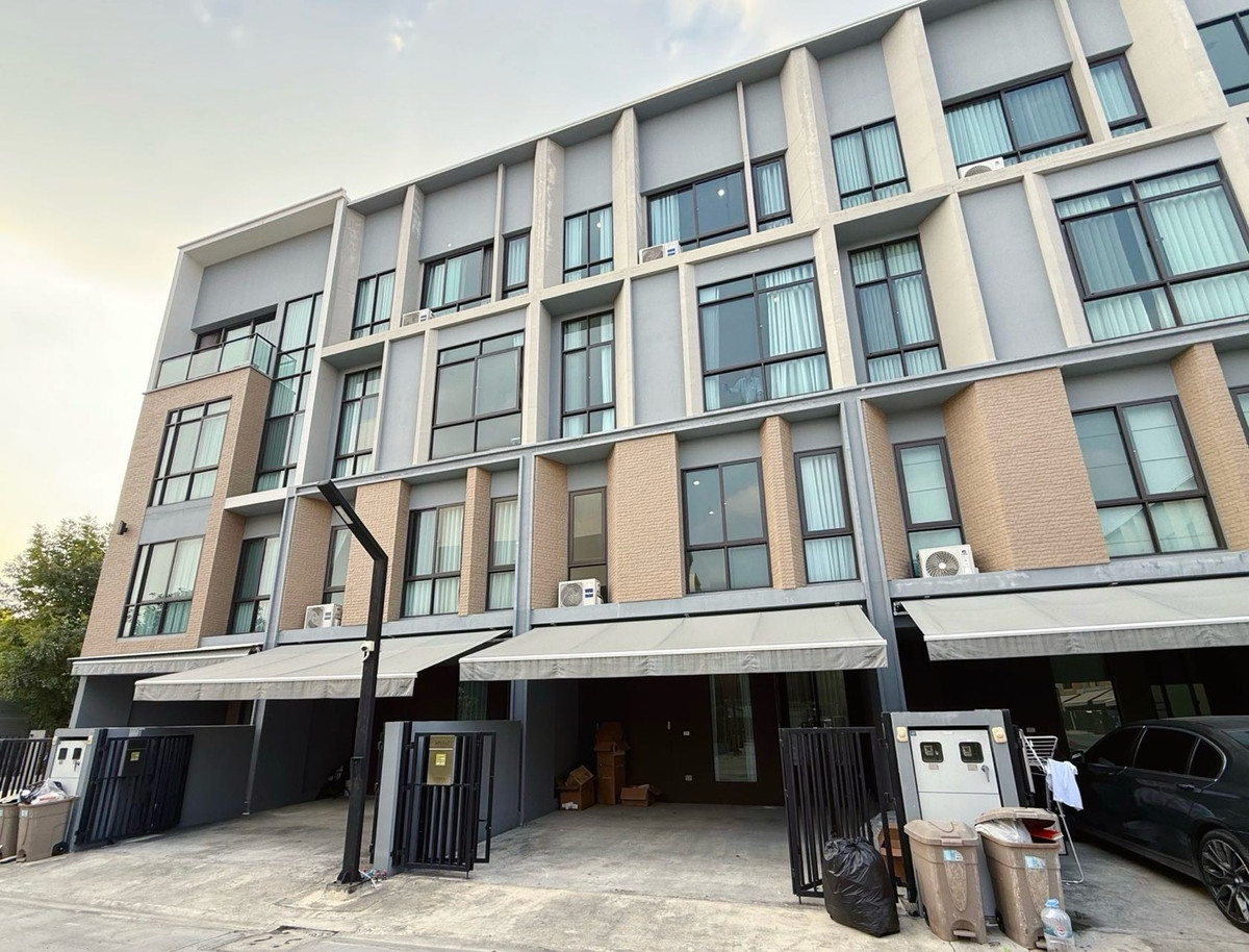 For SaleTownhomePattanakan, Srinakarin : Urgent Townhome, potential location, 3 bedrooms, 4 bathrooms, ready to move in, easy to rent ✨🏡