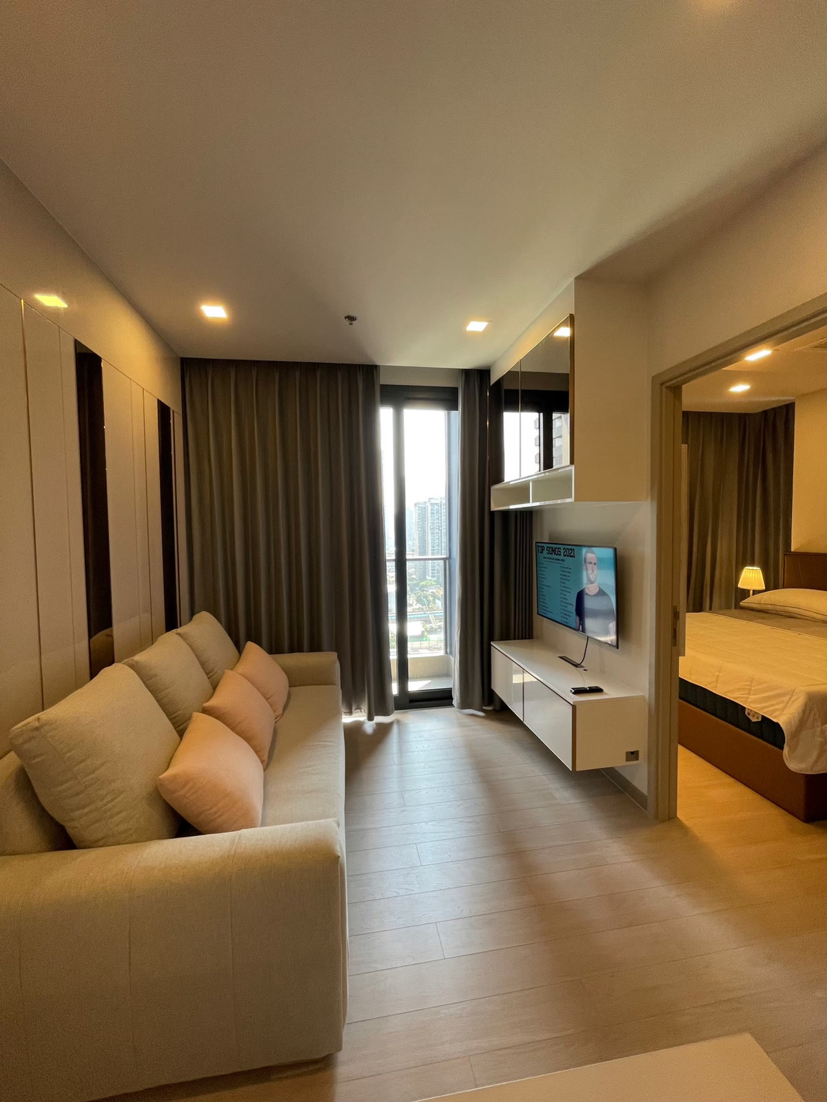 For SaleCondoRama9, Petchburi, RCA : Urgent Sale 📍One9Five Asoke - Rama 9📍 Beautiful room, pool view, unblocked view, bright and airy, includes built-in furniture and complete electrical appliances.