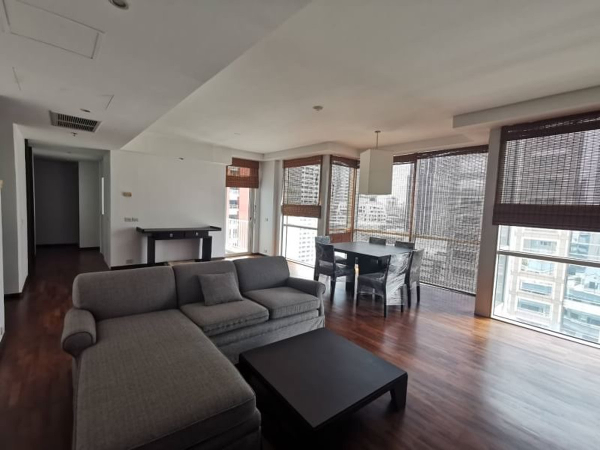 For RentCondoWitthayu, Chidlom, Langsuan, Ploenchit : For rent: Langsuan Ville, a high-end condo on Lang Suan Road, a location that many people dream of. This room is very suitable for families who need a lot of usable space. Or people who like the airiness and comfort of a single house. But have convenience