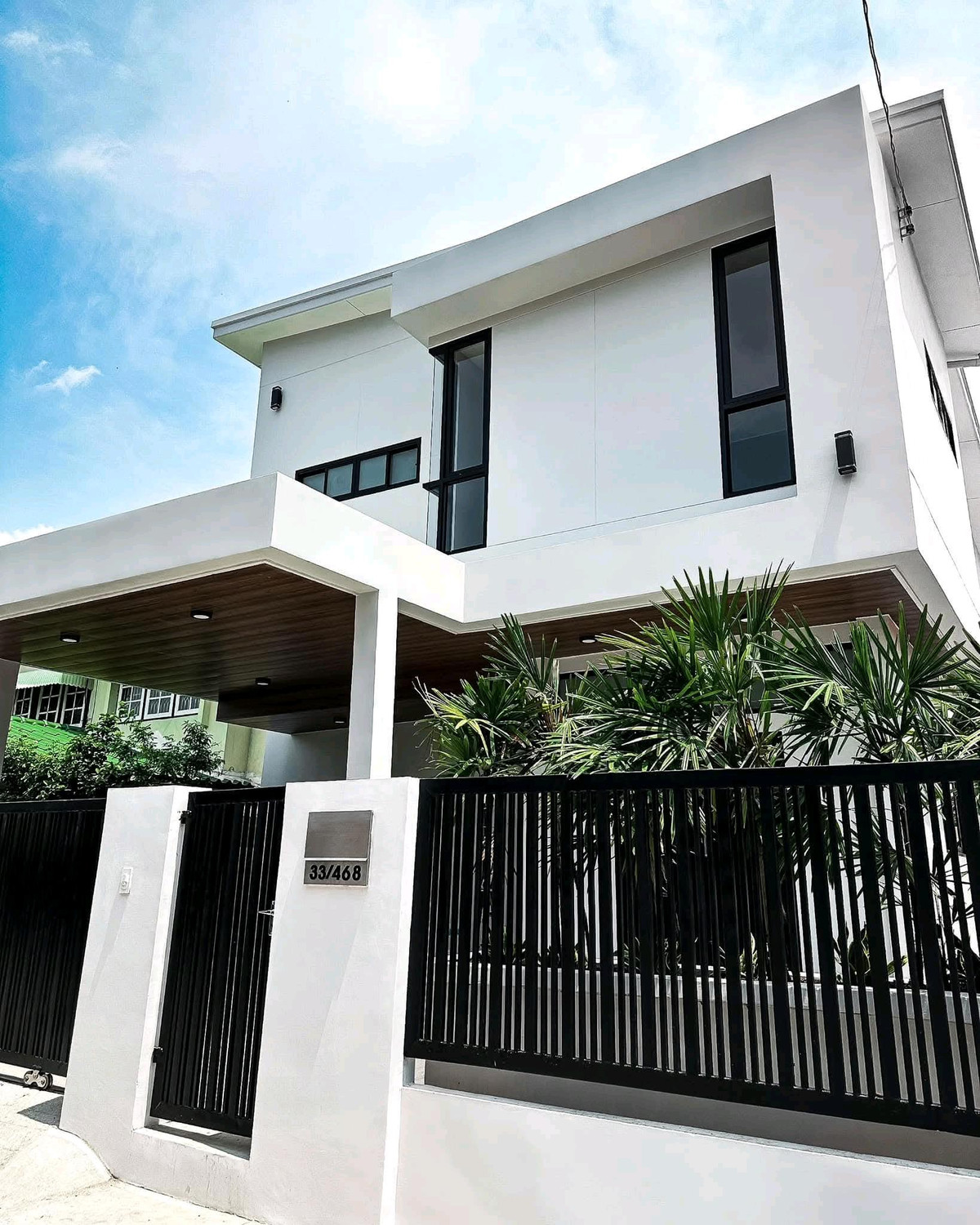 For SaleHouseBangna, Bearing, Lasalle : 🏡 Newly built single house, Bangna Trat 39, size 50 sq m, usable area 250 sq m, 4 bedrooms, 5 bathrooms, parking for 2 cars, 7 Daikin air conditioners, complete kitchen, plus a new dining table, price 8.5 million baht 📞 Luk Jeab 0655365165 
 
 #Single hou