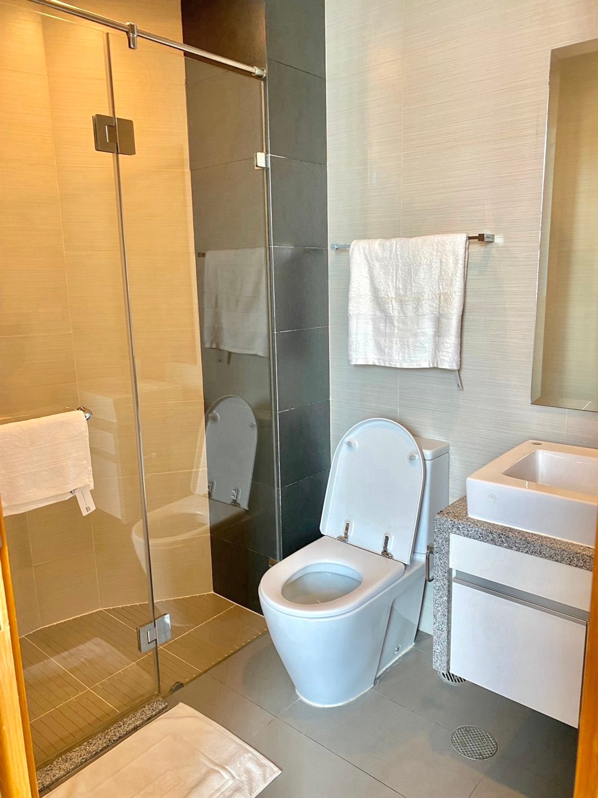 For RentCondoSukhumvit, Asoke, Thonglor : 🏢Condo for rent with Benjakiti Park view at Millennium Residence, 2 bedrooms, 1 office room, fully furnished, balcony, very beautiful view, near Benjakiti Park, BTS Asoke.