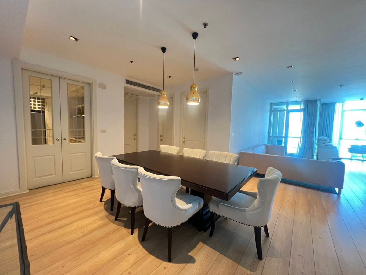 For RentCondoWitthayu, Chidlom, Langsuan, Ploenchit : For rent: Athenee Residence, one of the Super Luxury condos that is praised as the best in the Witthayu-Ruamrudee area. This room comes with a large area of ​​133 sq m., giving a feeling of airiness, calm, and utmost privacy.