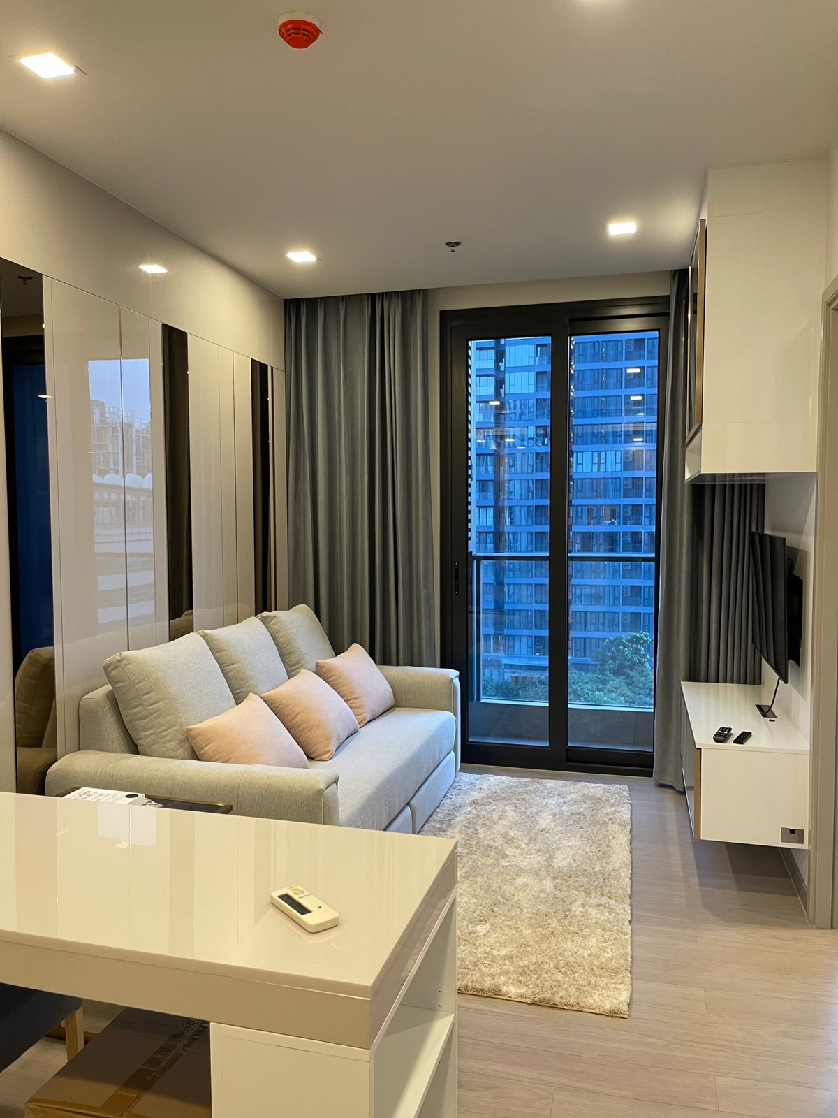 For SaleCondoRama9, Petchburi, RCA : Urgent Sale 📍One9Five Asoke - Rama 9📍 Beautiful room, pool view, unblocked view, bright and airy, includes built-in furniture and complete electrical appliances.