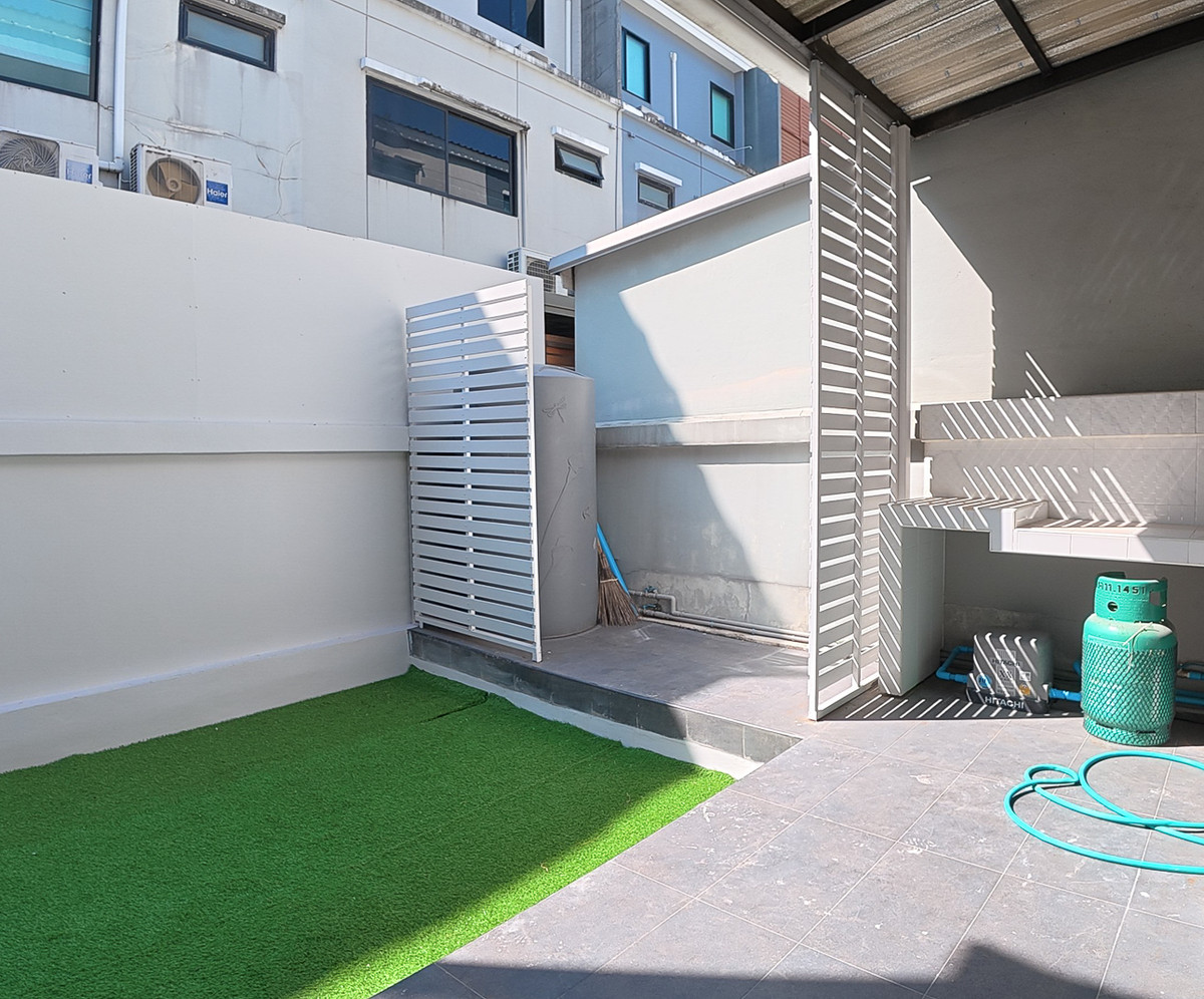 For RentTownhomeSamut Prakan,Samrong : For rent, 3-story townhome, Liabwongwaen Road, Bangna-On Nut, eco space project, near Mega Bangna, Ramkhamhaeng University 2.