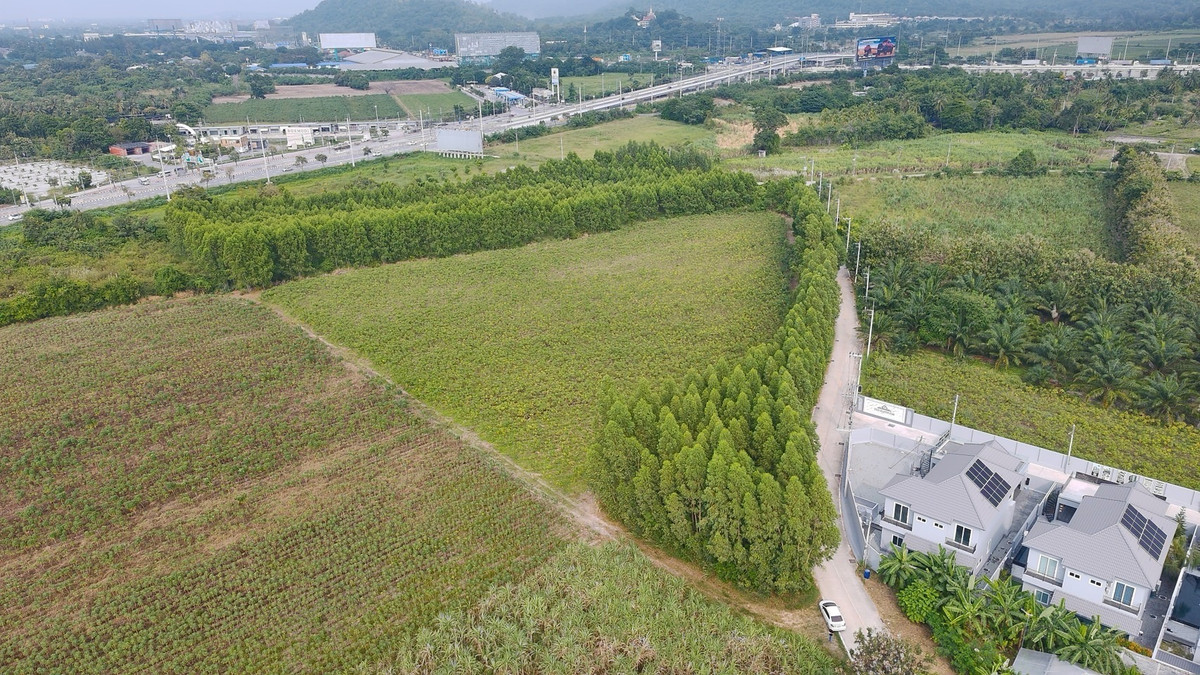 ขายที่ดินพัทยา บางแสน ชลบุรี สัตหีบ : 位于泰国春武里府班邦区（Ban Bueng），EEC 经济特区内，占地面积 30 莱（约 48,000 平方米），适合建设工厂、仓库及工业项目。区位优势明显，交通便利，具备长期投资与产业发展潜力。