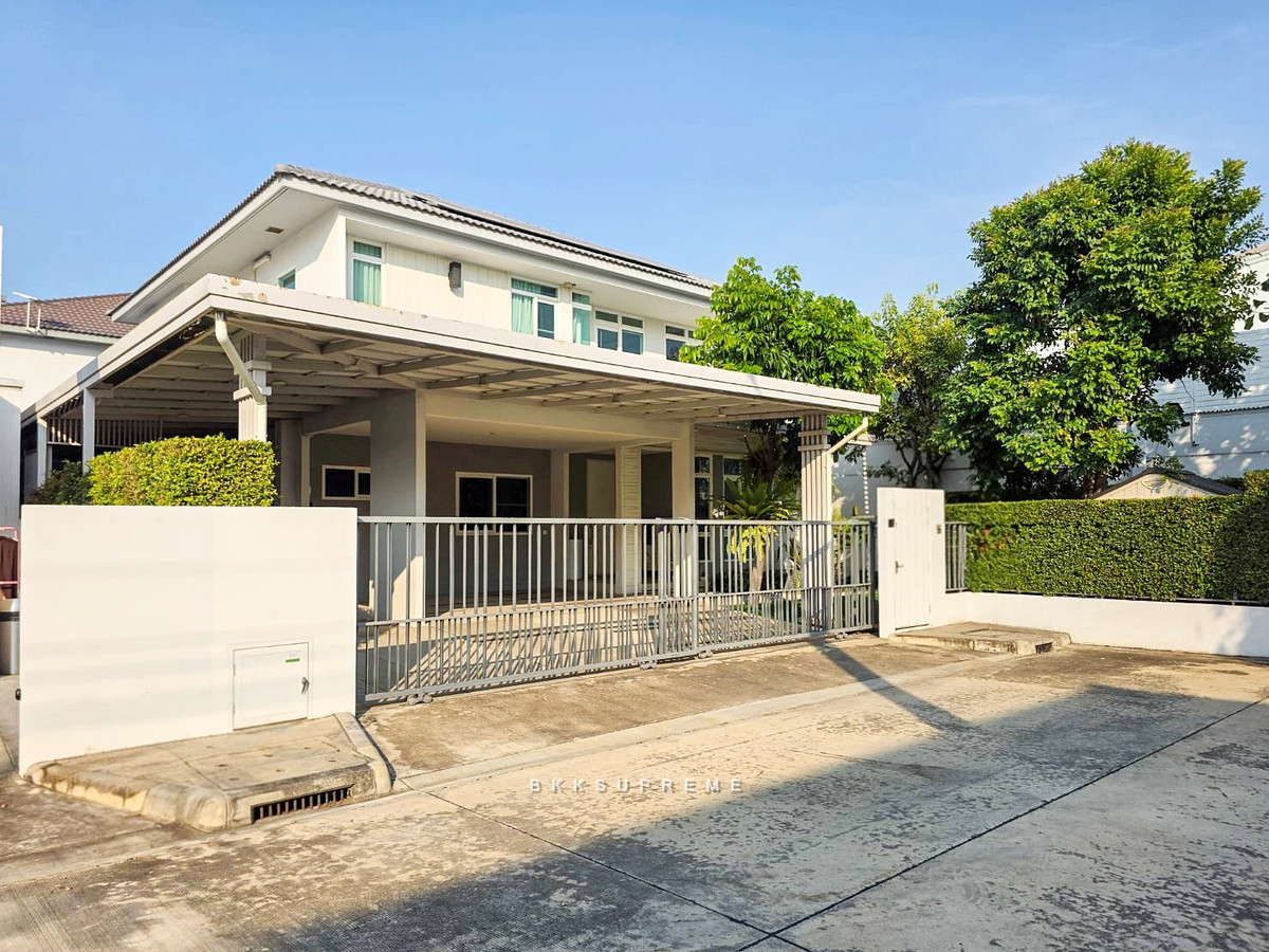 For RentHouseLadkrabang, Suwannaphum Airport : (For rent) ** Corner house in Manthana Bangna - Wongwaen, decorated and ready to move in. Install solar cells, save 50% on electricity.