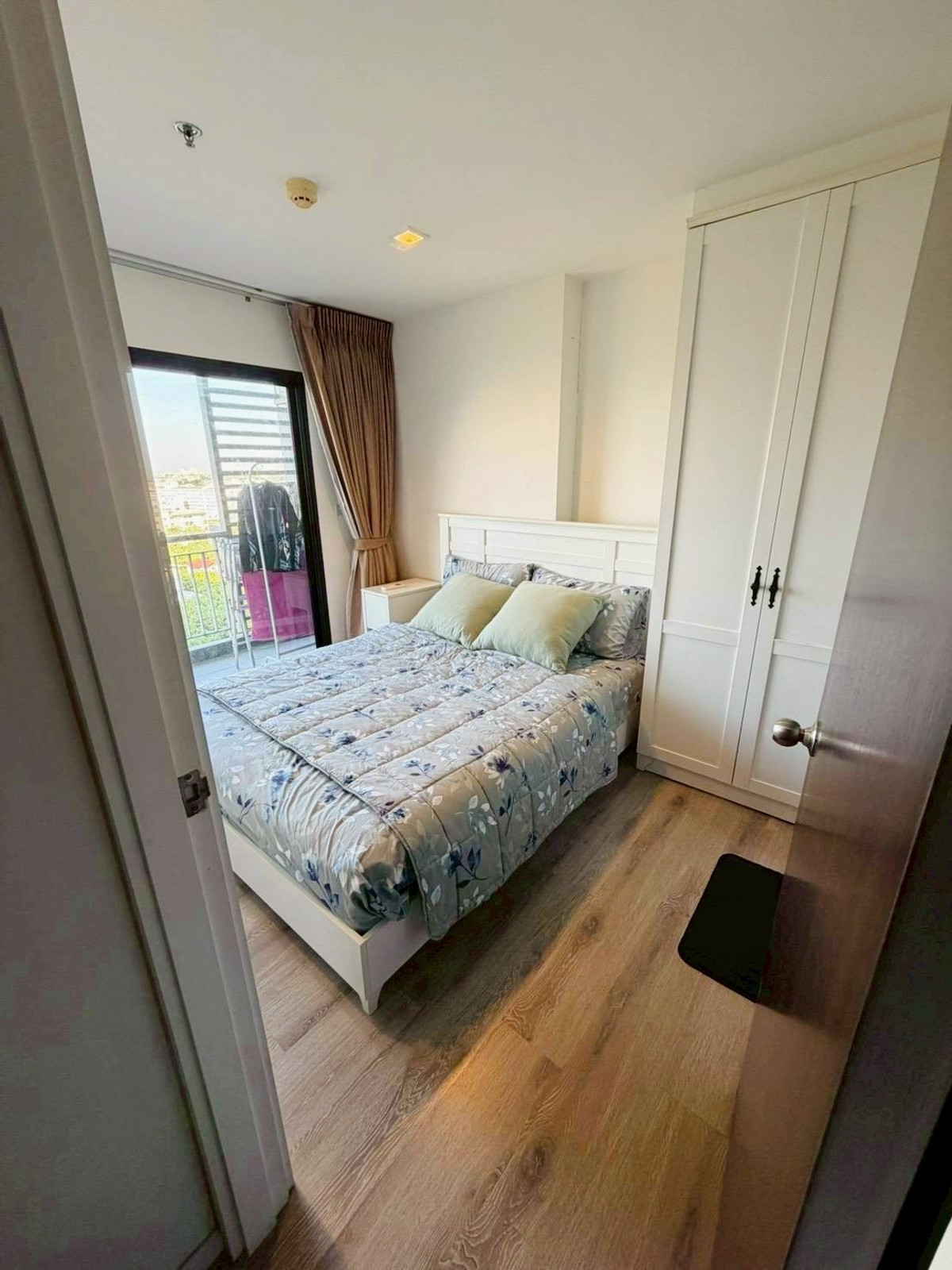 For RentCondoBangna, Bearing, Lasalle : For Rent Knightsbridge Bearing, Knightsbridge Bearing, Sukhumvit 107, near BTS Bearing, only 450 meters, code C8399.