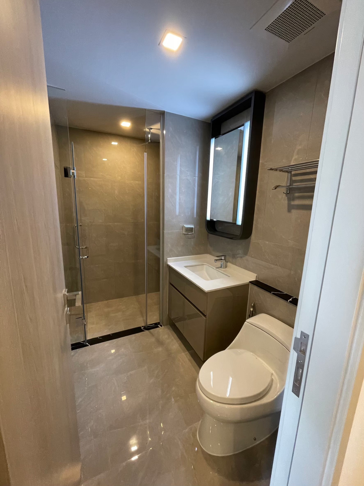 For SaleCondoRama9, Petchburi, RCA : Urgent Sale 📍One9Five Asoke - Rama 9📍 Beautiful room, pool view, unblocked view, bright and airy, includes built-in furniture and complete electrical appliances.